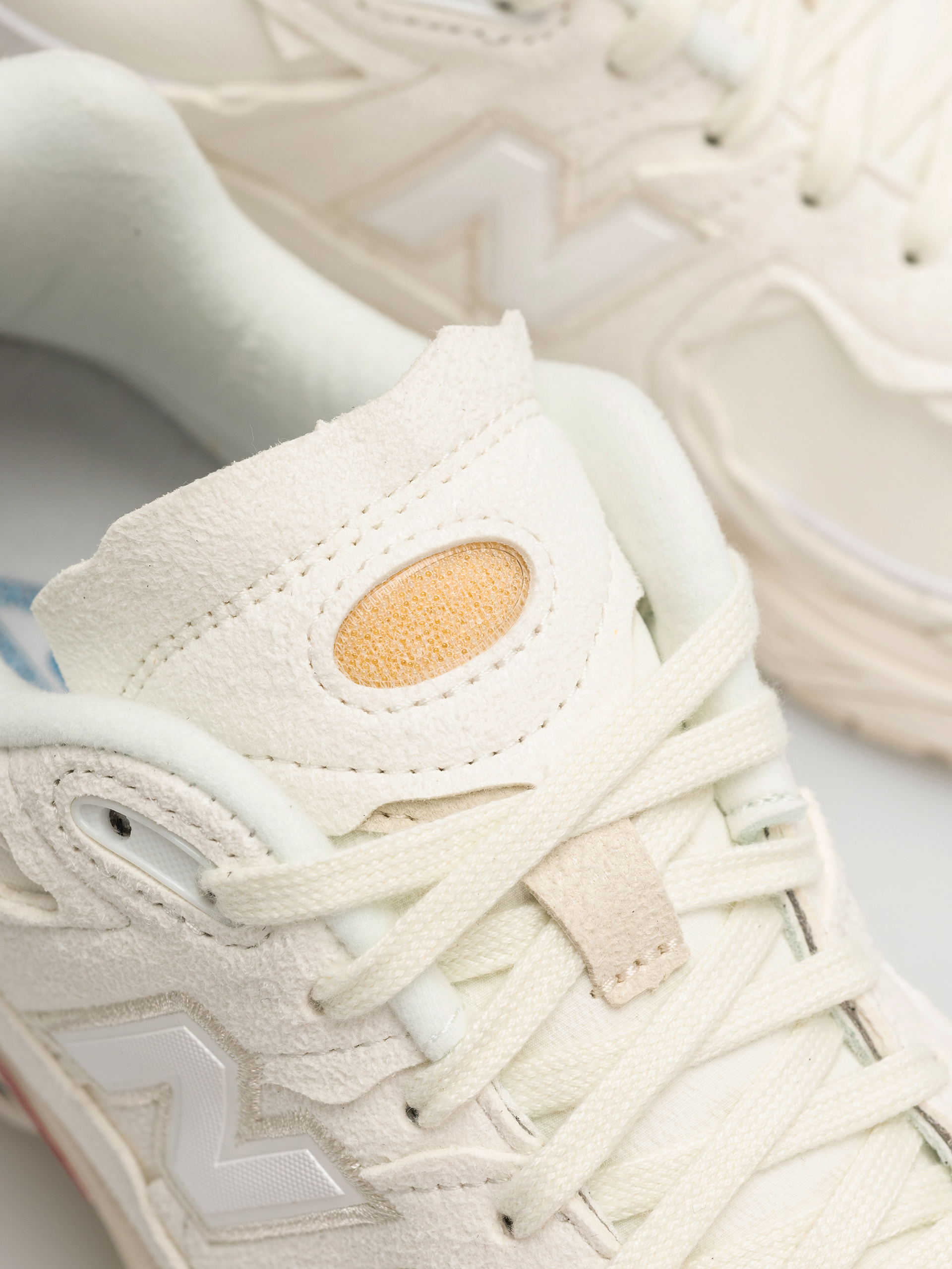 Обувки New Balance 2002 (white)