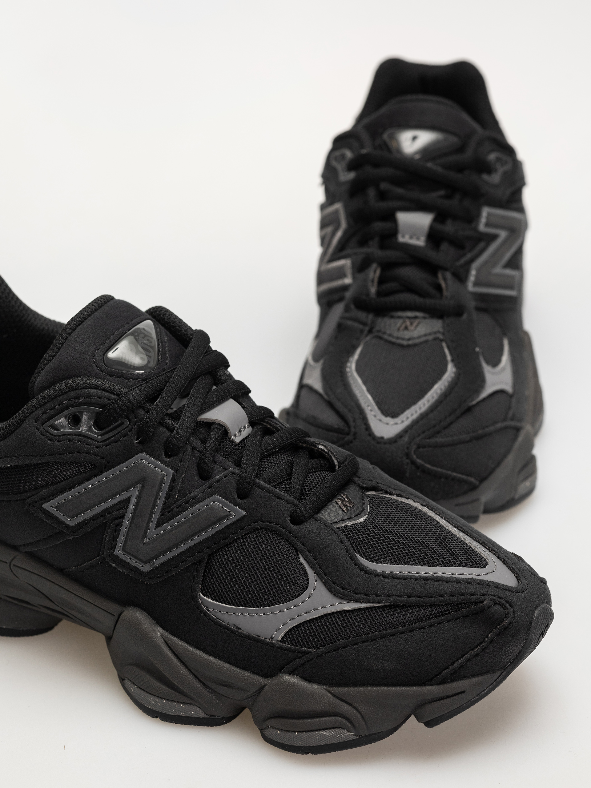 Обувки New Balance 9060 JR (black/castlerock)