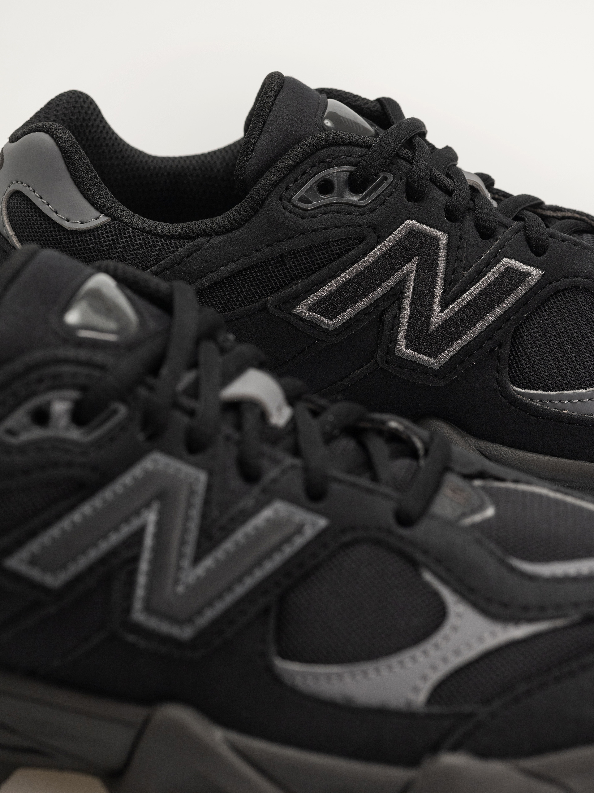 Обувки New Balance 9060 JR (black/castlerock)