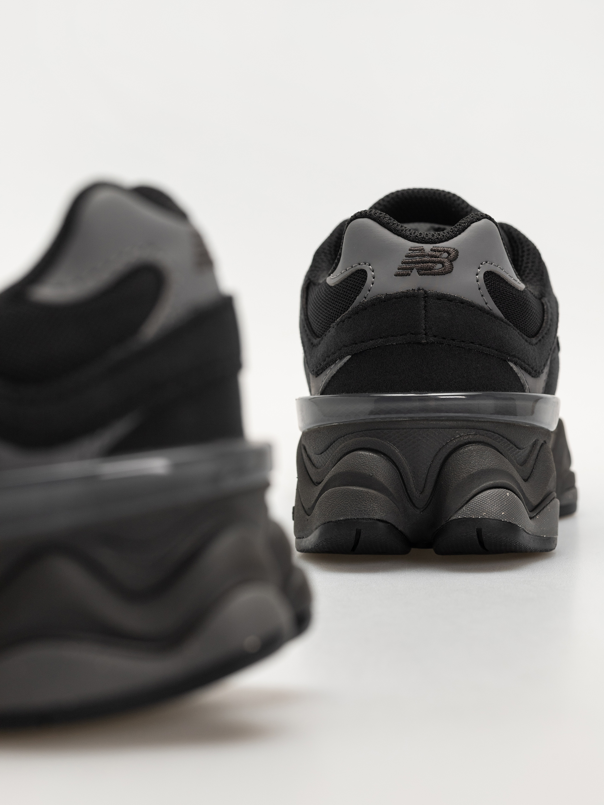 Обувки New Balance 9060 JR (black/castlerock)