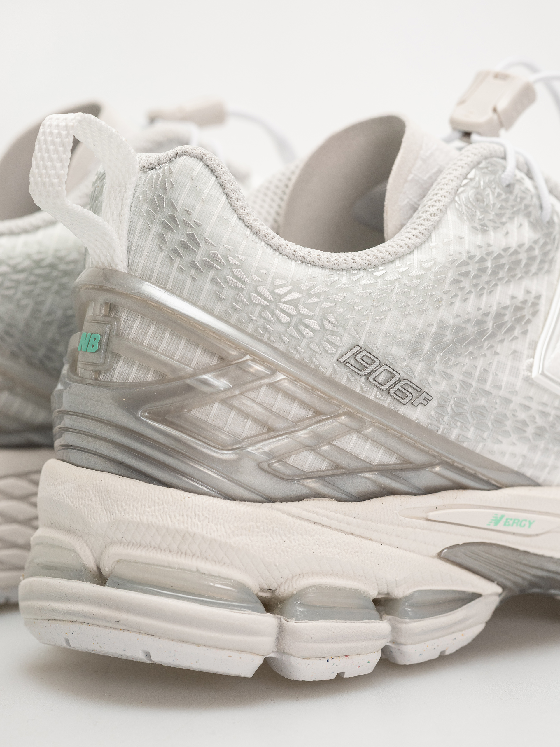 Обувки New Balance 1906 (103 white/silver metallic/deep end)