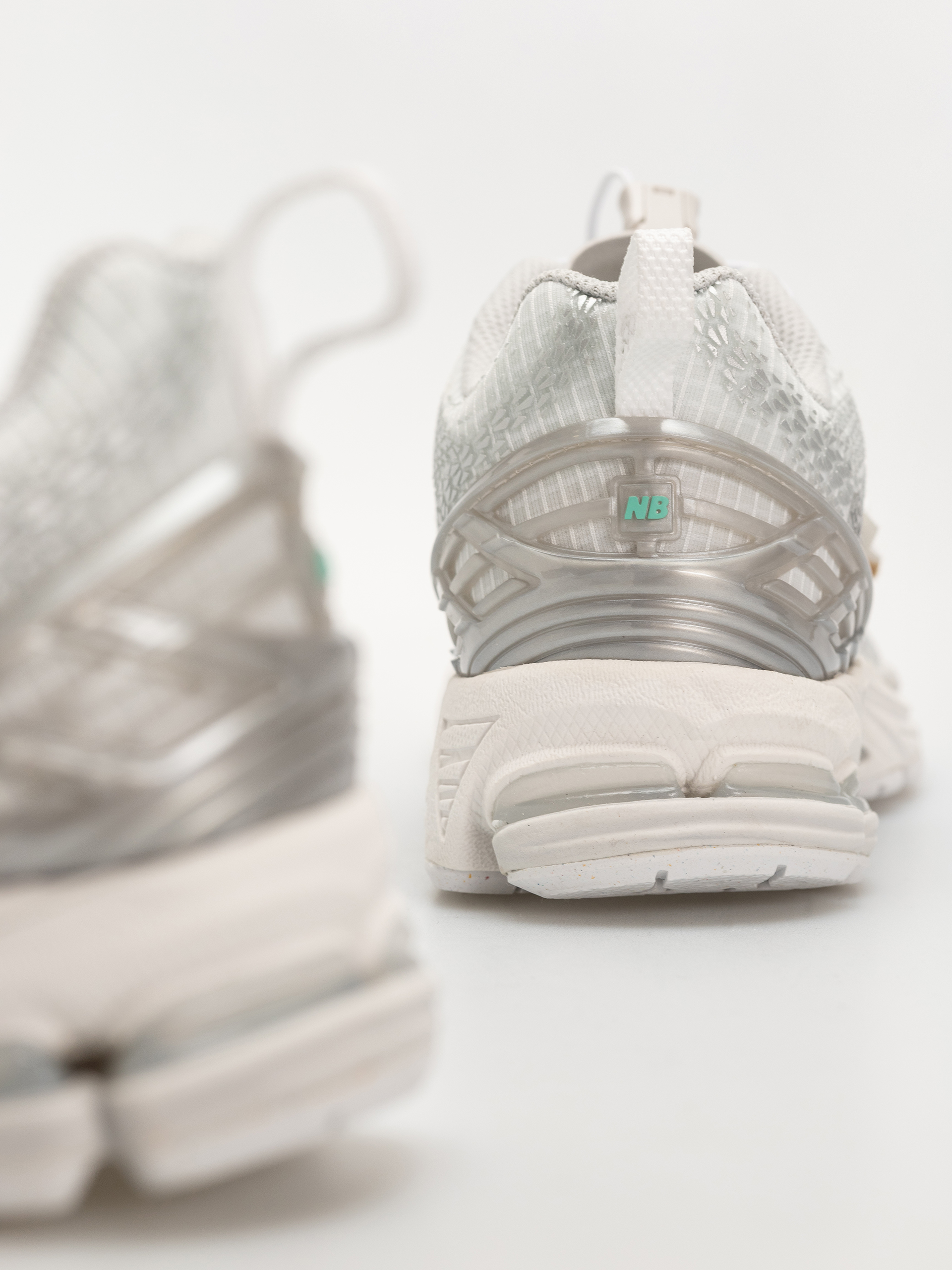 Обувки New Balance 1906 (103 white/silver metallic/deep end)