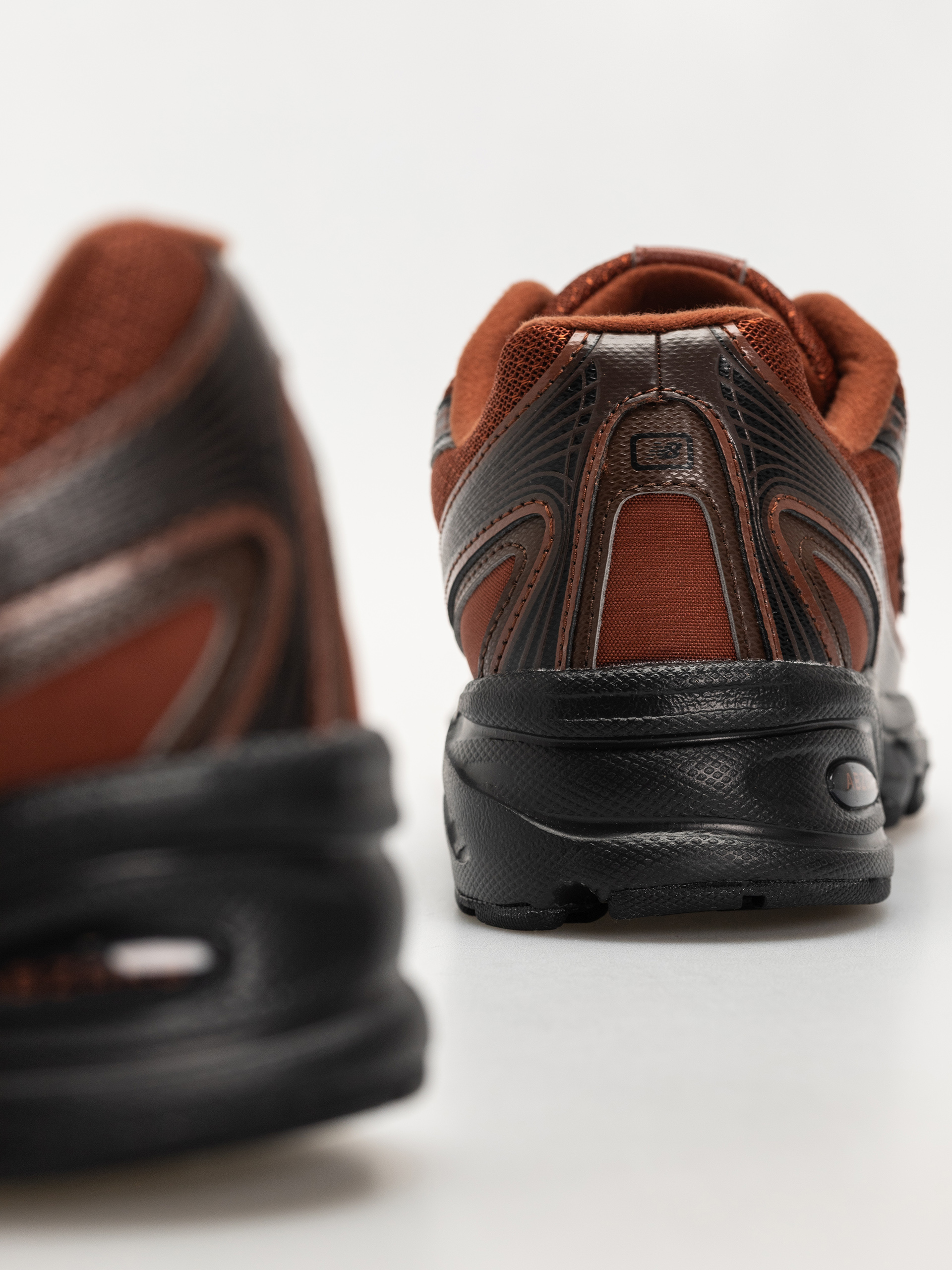 Обувки New Balance 740 (relic brown/pumpernickel)