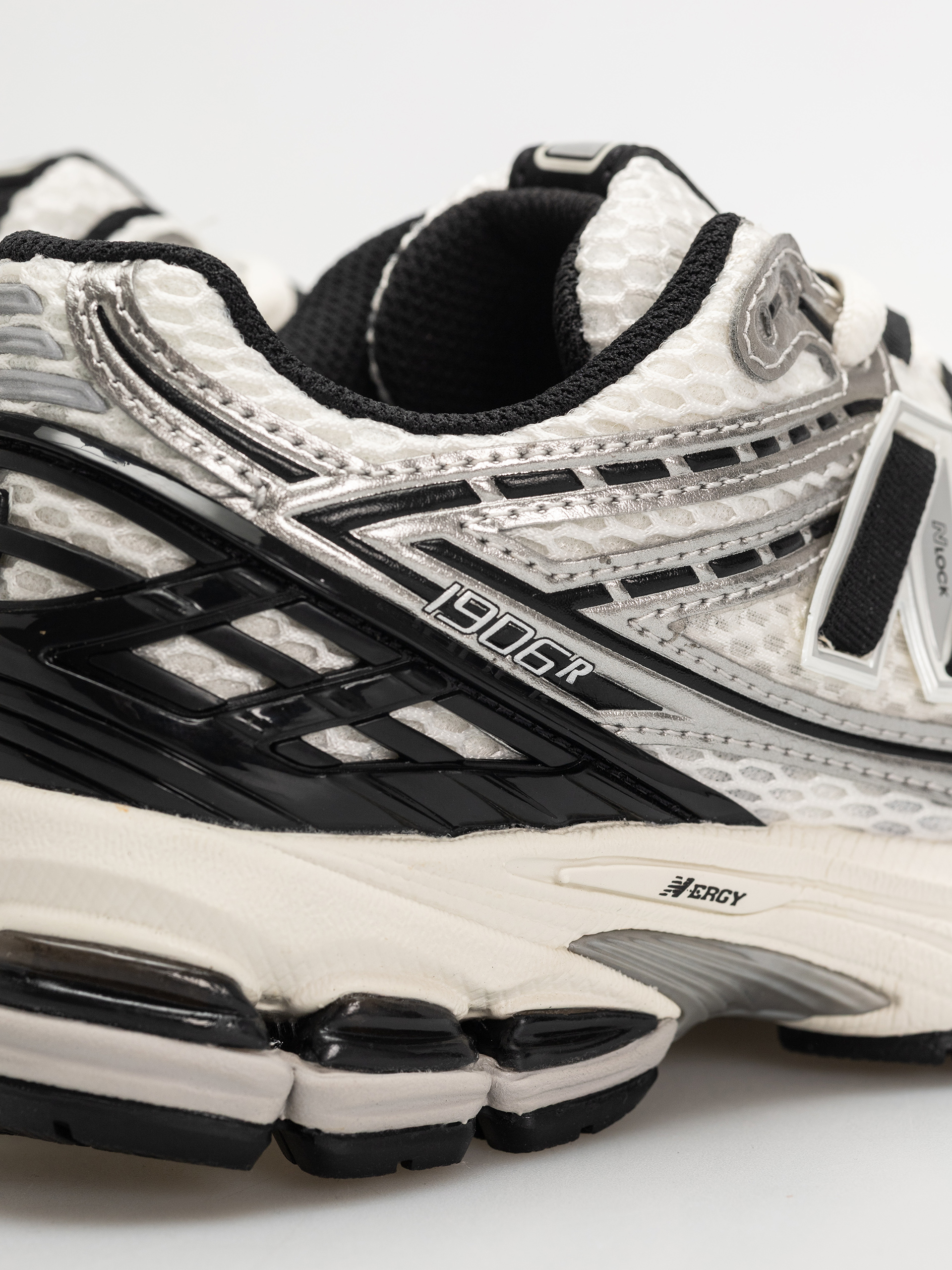 Обувки New Balance 1906 (silver metallic/black/sea salt er)