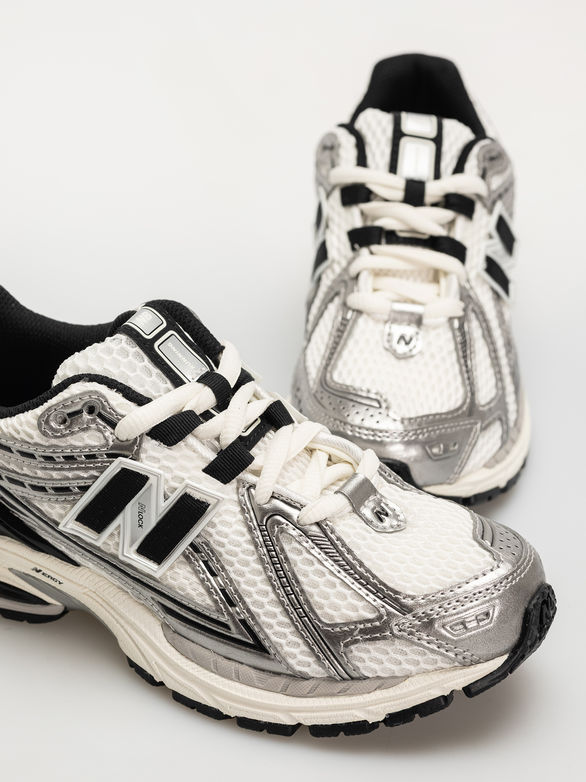 Обувки New Balance 1906 (silver metallic/black/sea salt er)