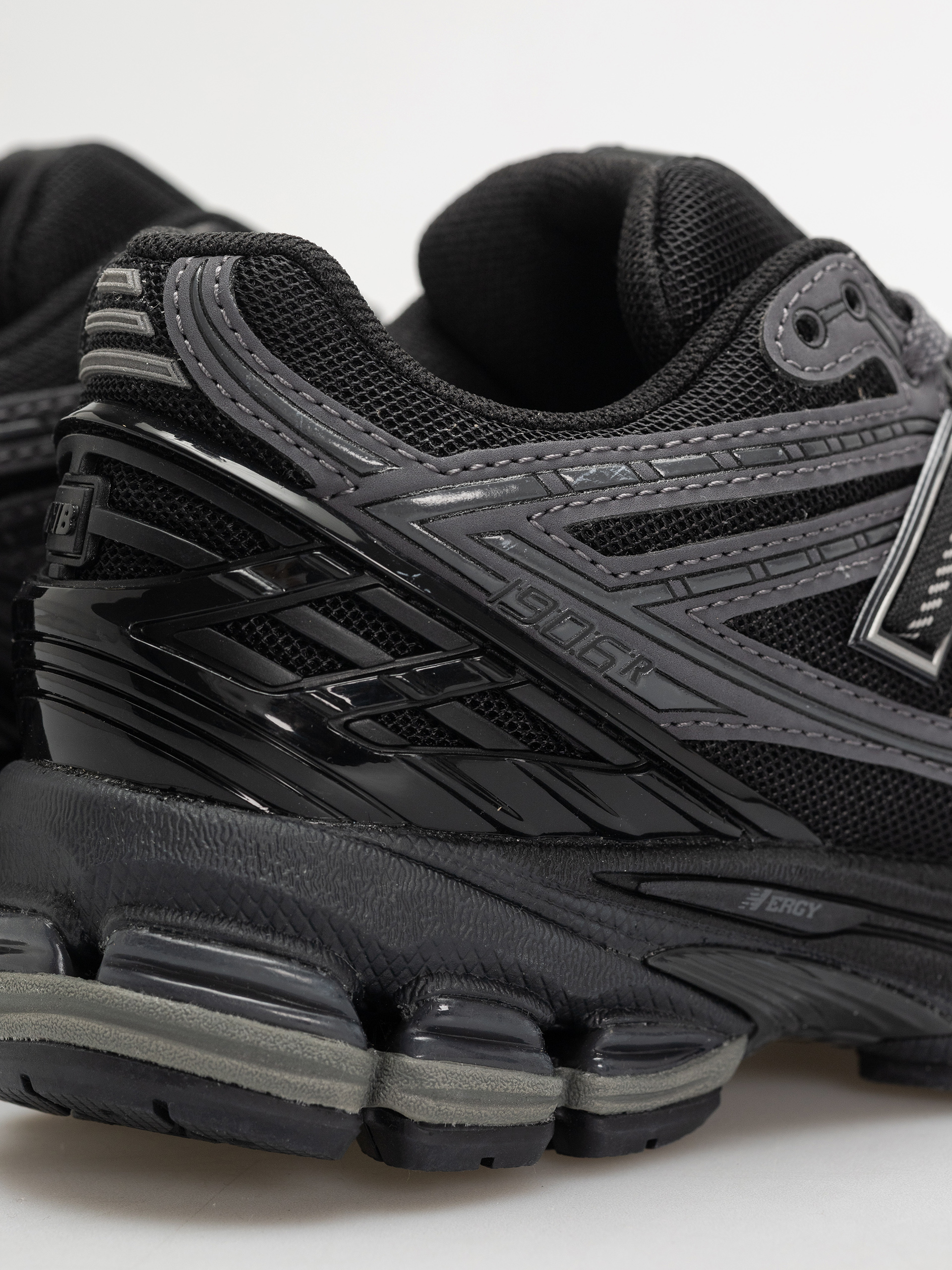 Обувки New Balance 1906 (black)