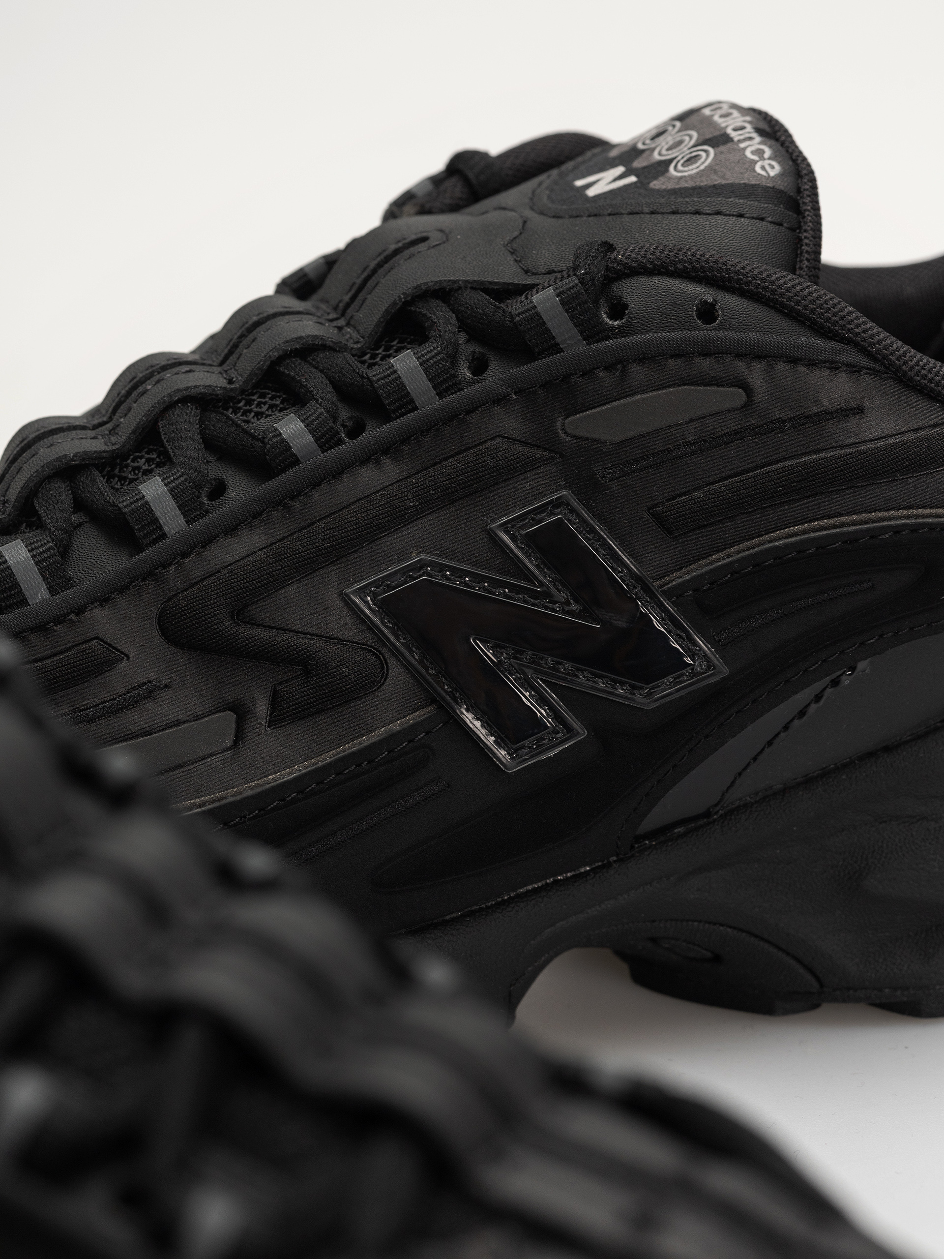 Обувки New Balance 1000 (black/black metallic/light gold metallic b)