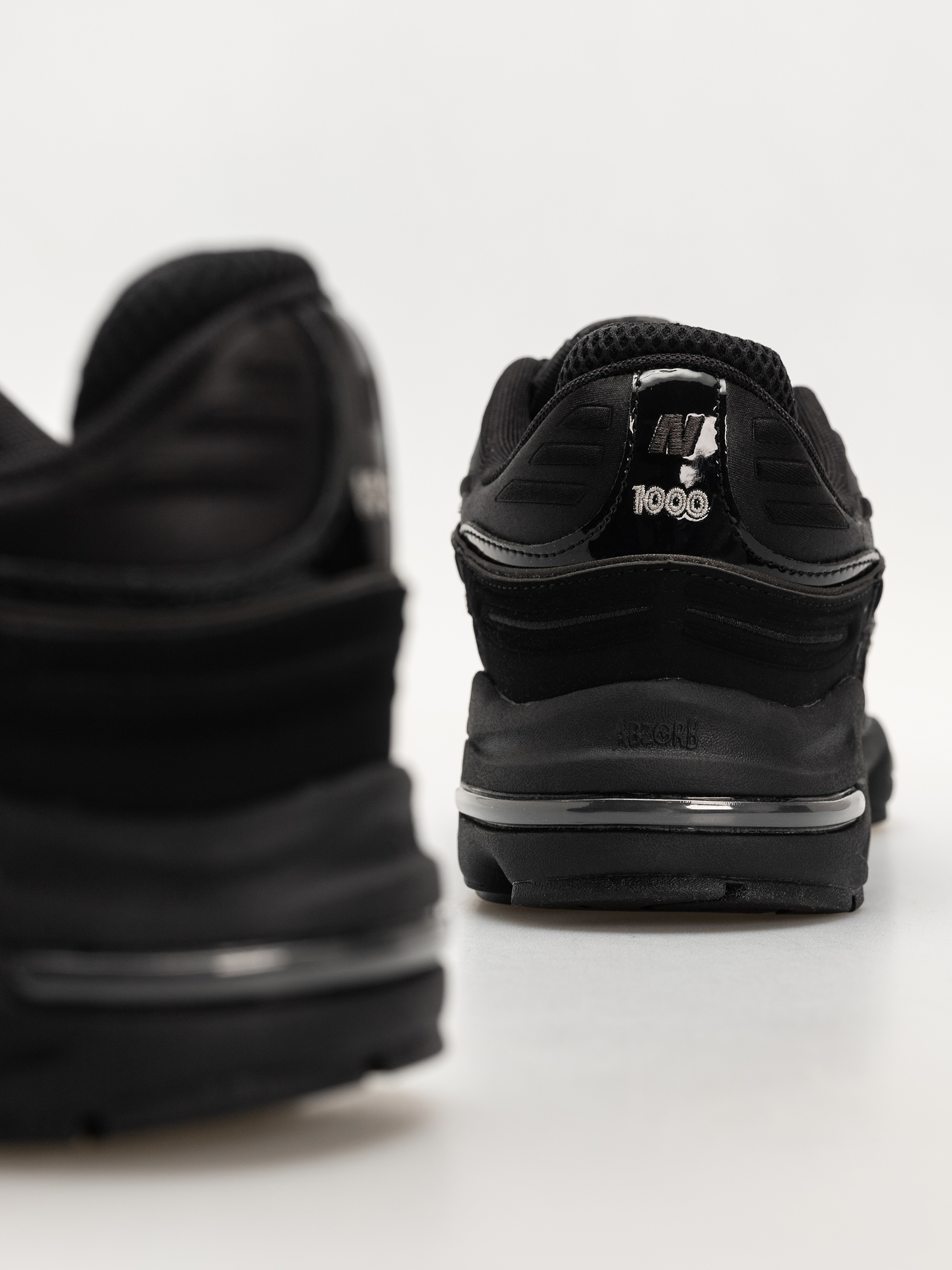 Обувки New Balance 1000 (black/black metallic/light gold metallic b)