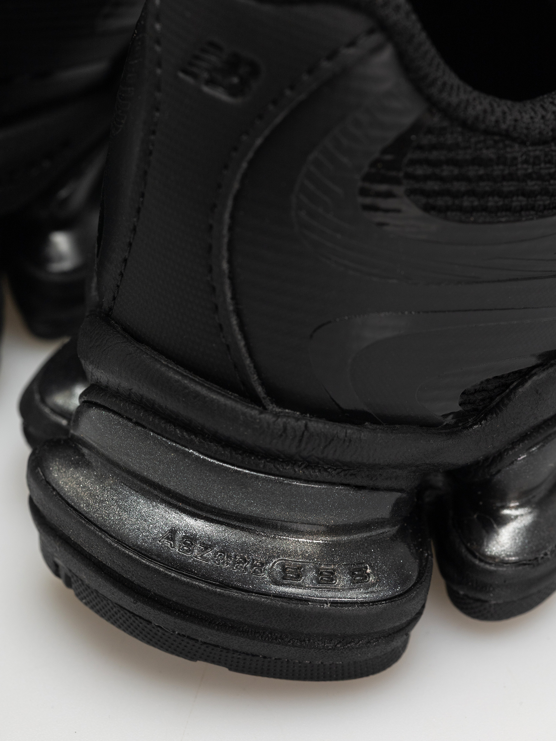 Обувки New Balance 2000 (black/black etb)