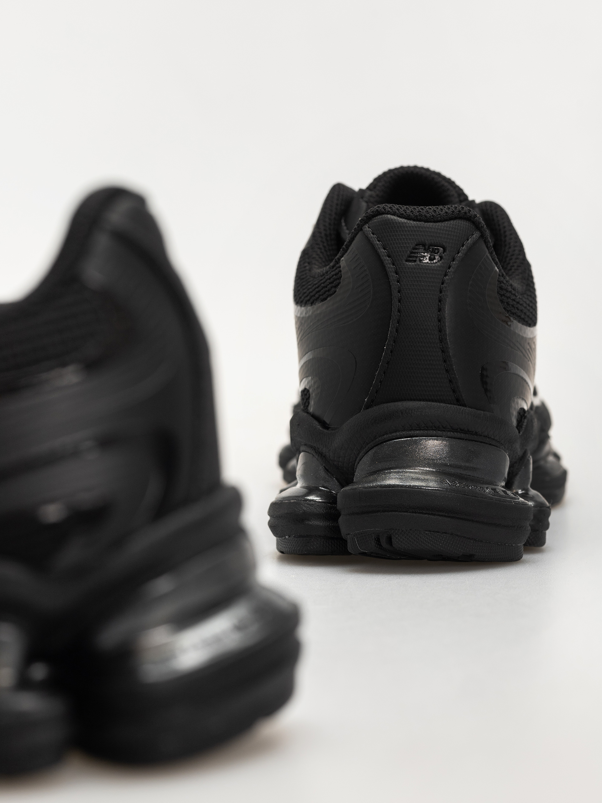 Обувки New Balance 2000 (black/black etb)