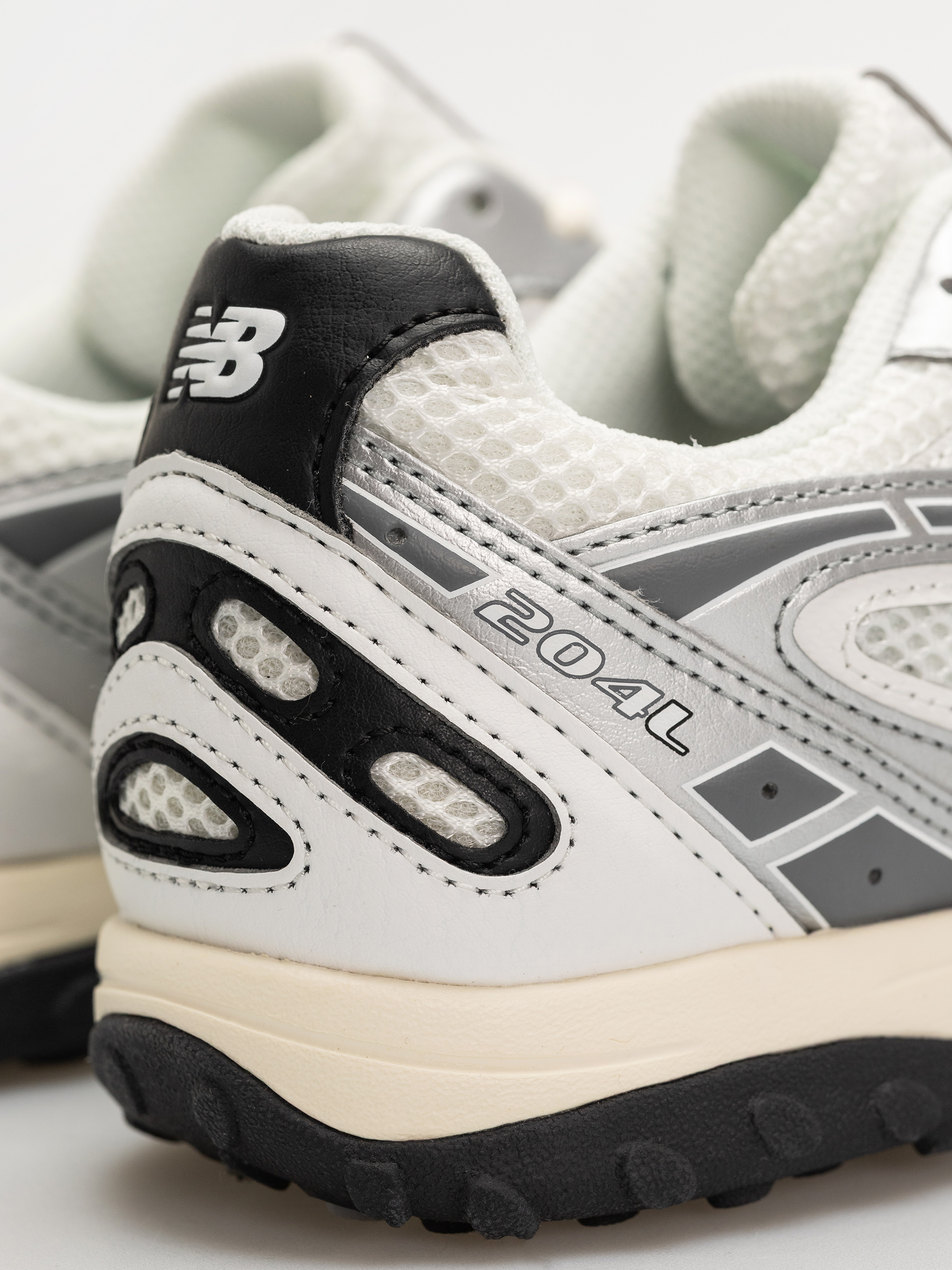 Обувки New Balance 204 (silver metallic/black swd)