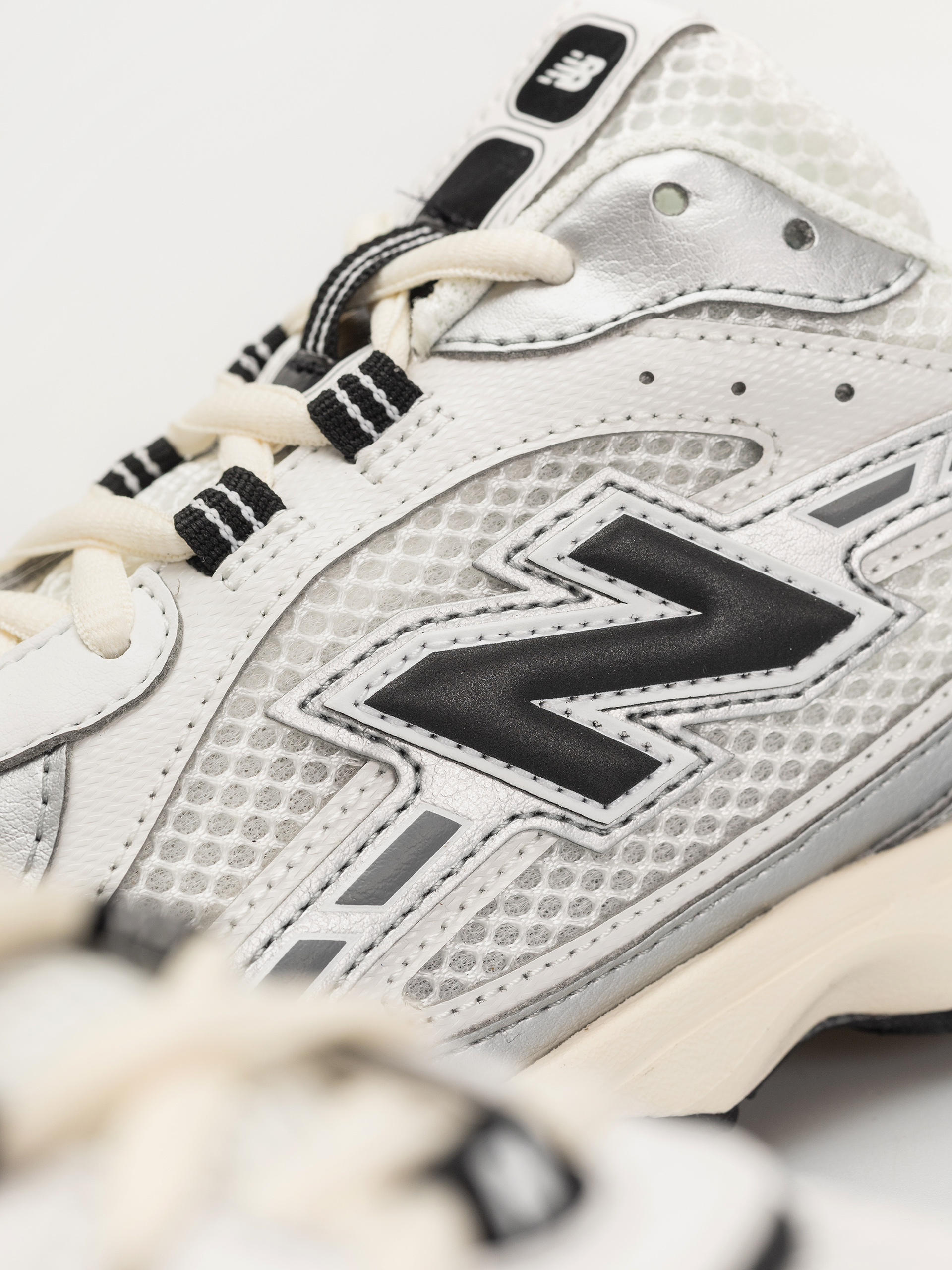 Обувки New Balance 204 (silver metallic/black swd)