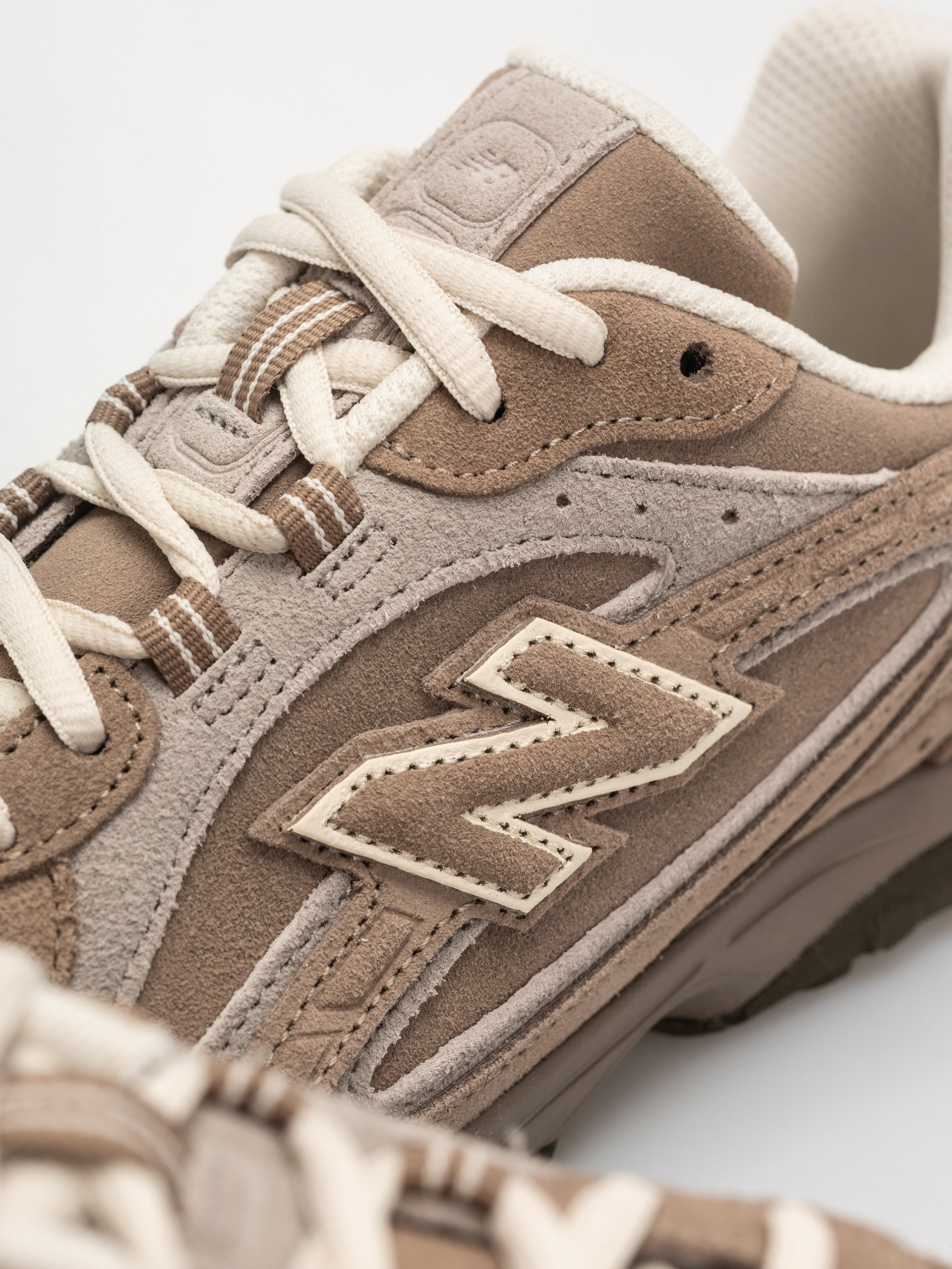 Обувки New Balance 204 (mushroom/arid stone mma)