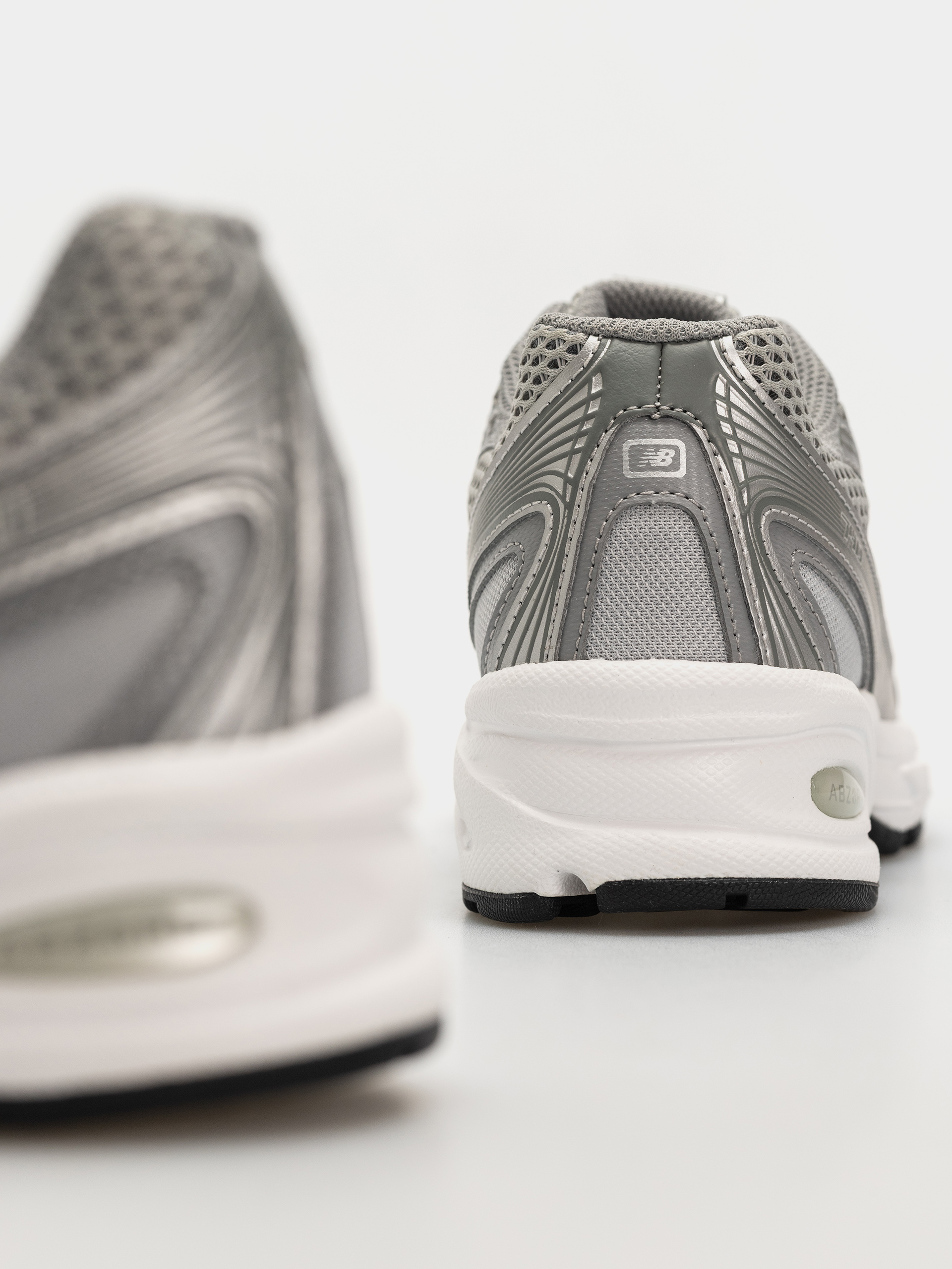 Обувки New Balance 740 (castlerock/slate gray/silver metallic sg2)