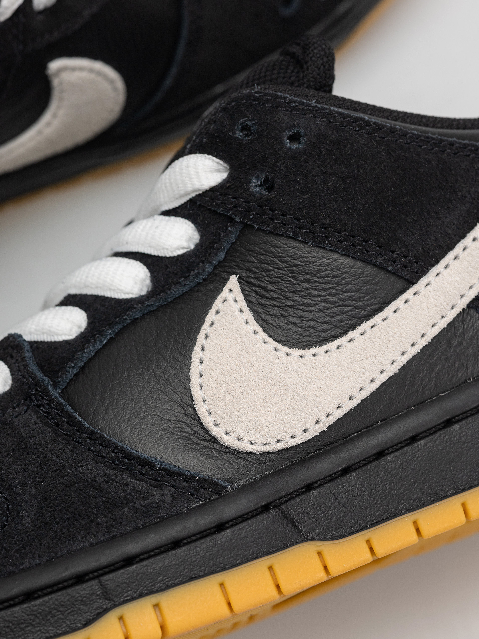 Обувки Nike SB Dunk Low Pro (black/white black gum light brown)