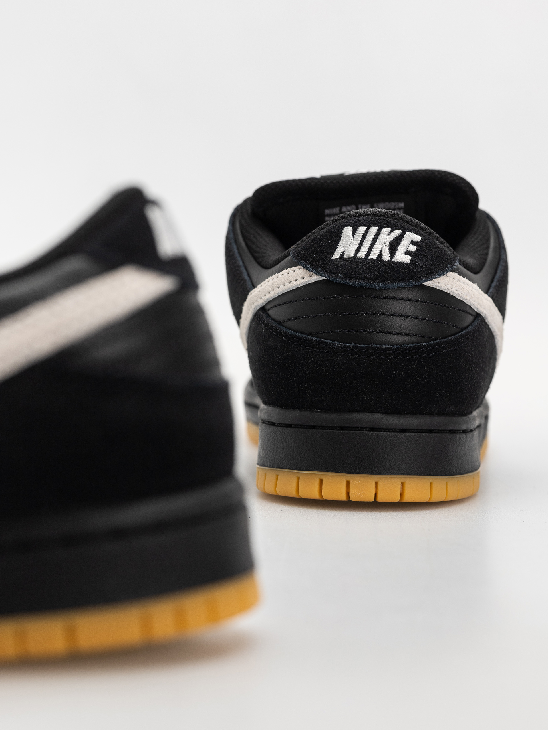 Обувки Nike SB Dunk Low Pro (black/white black gum light brown)