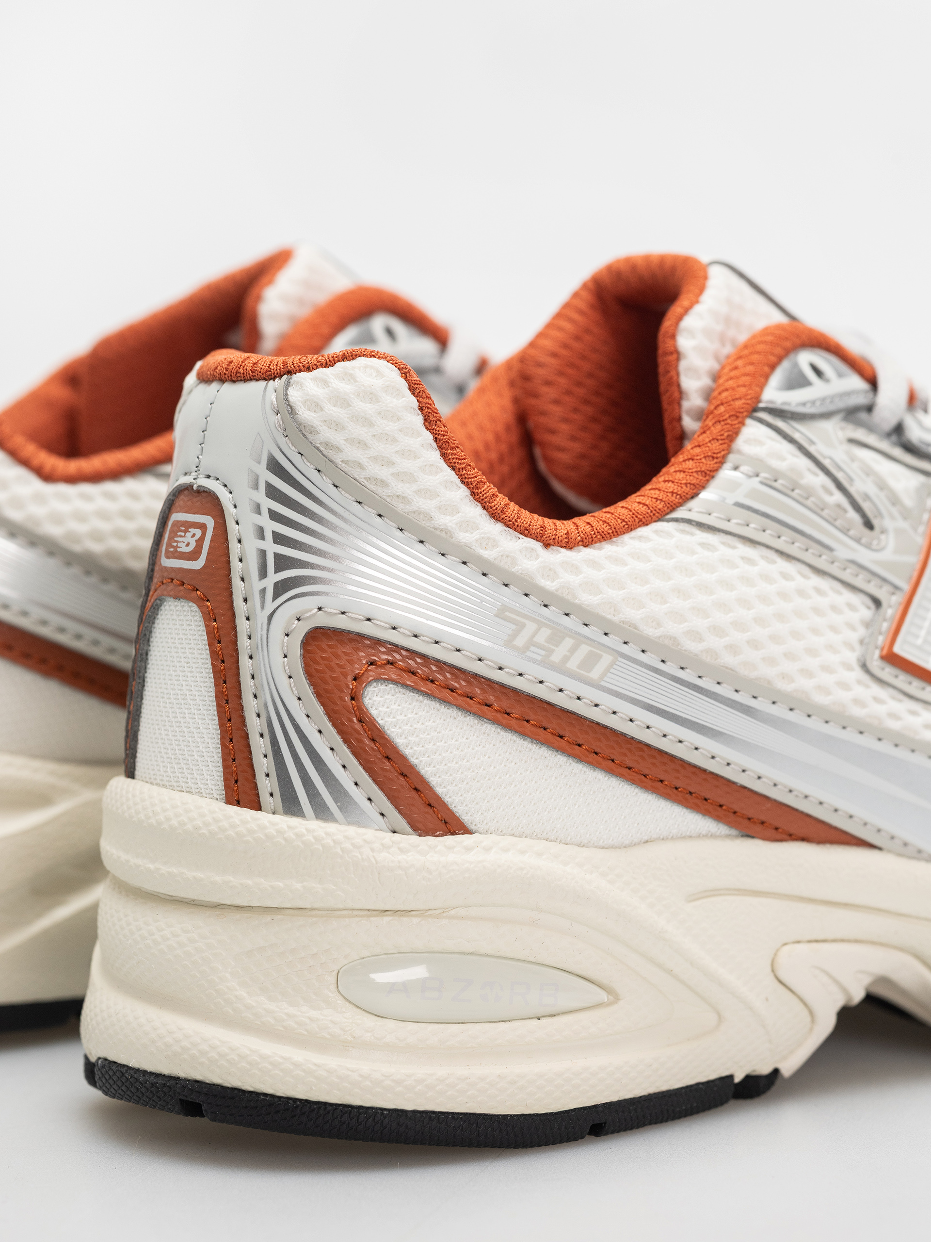 Обувки New Balance 740 JR (silver metallic/cinnamon)