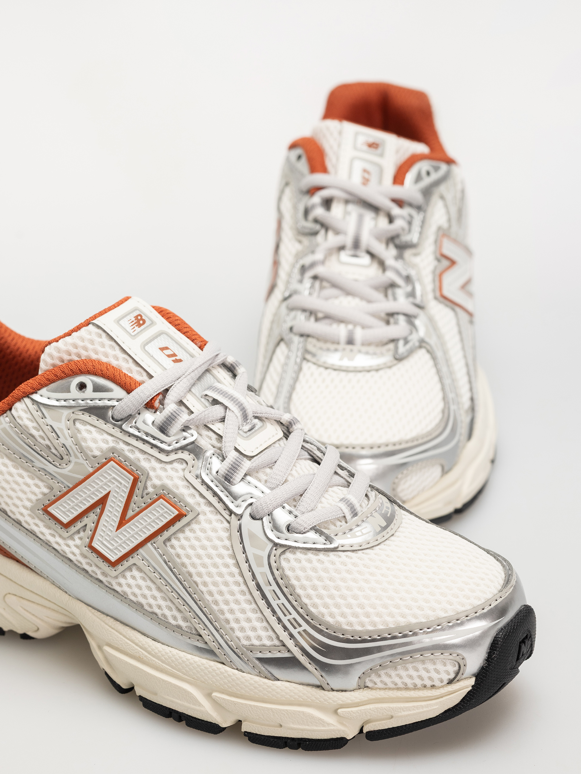 Обувки New Balance 740 JR (silver metallic/cinnamon)