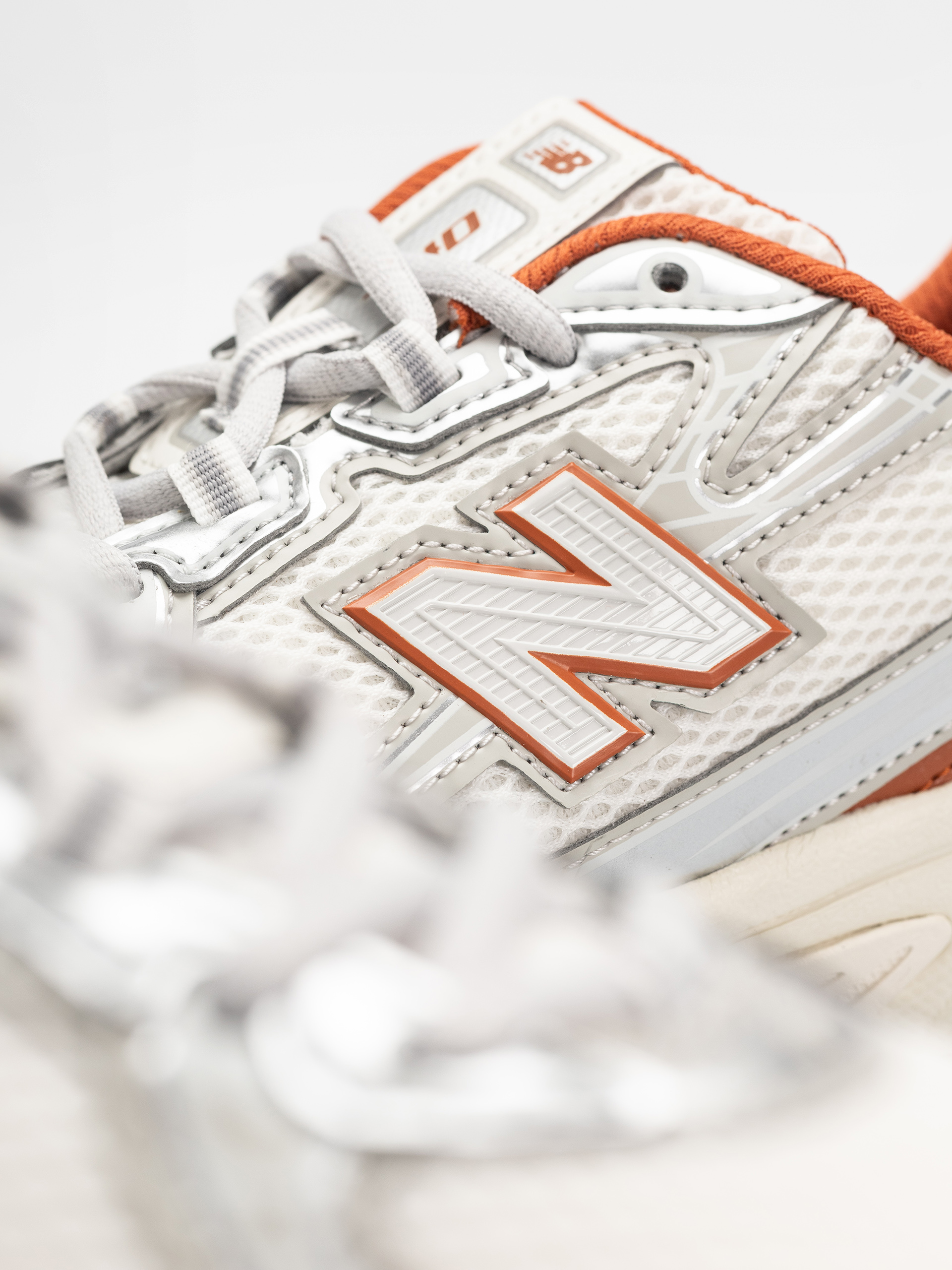 Обувки New Balance 740 JR (silver metallic/cinnamon)