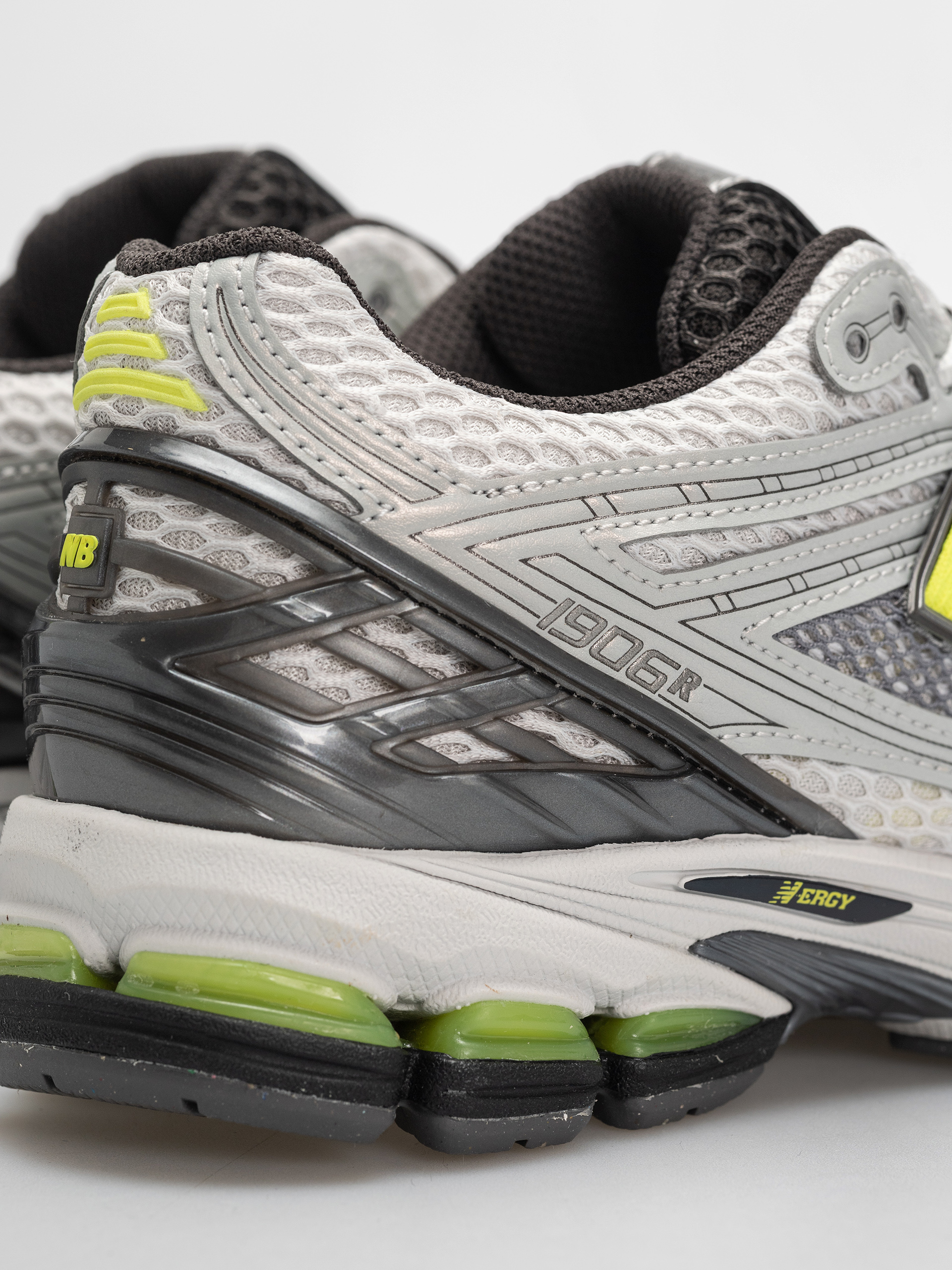 Обувки New Balance 1906 (light silver metallic/alkaline green)