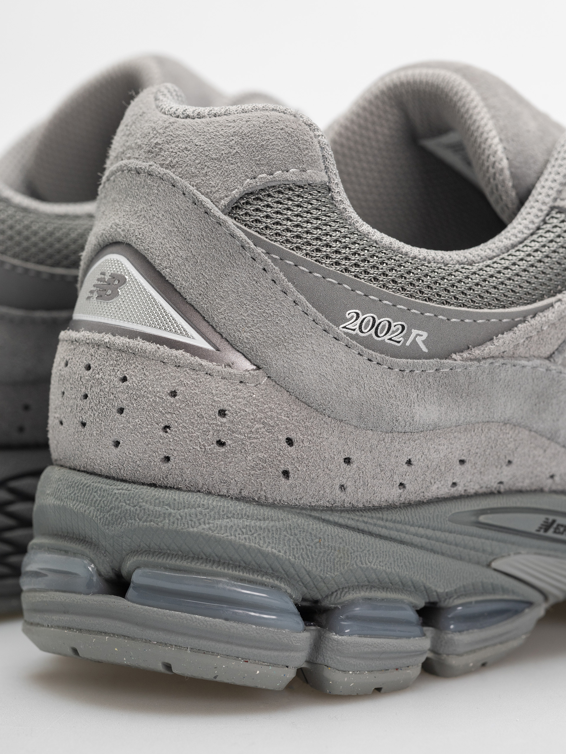 Обувки New Balance 2002 (slate grey/dark silver metallic)