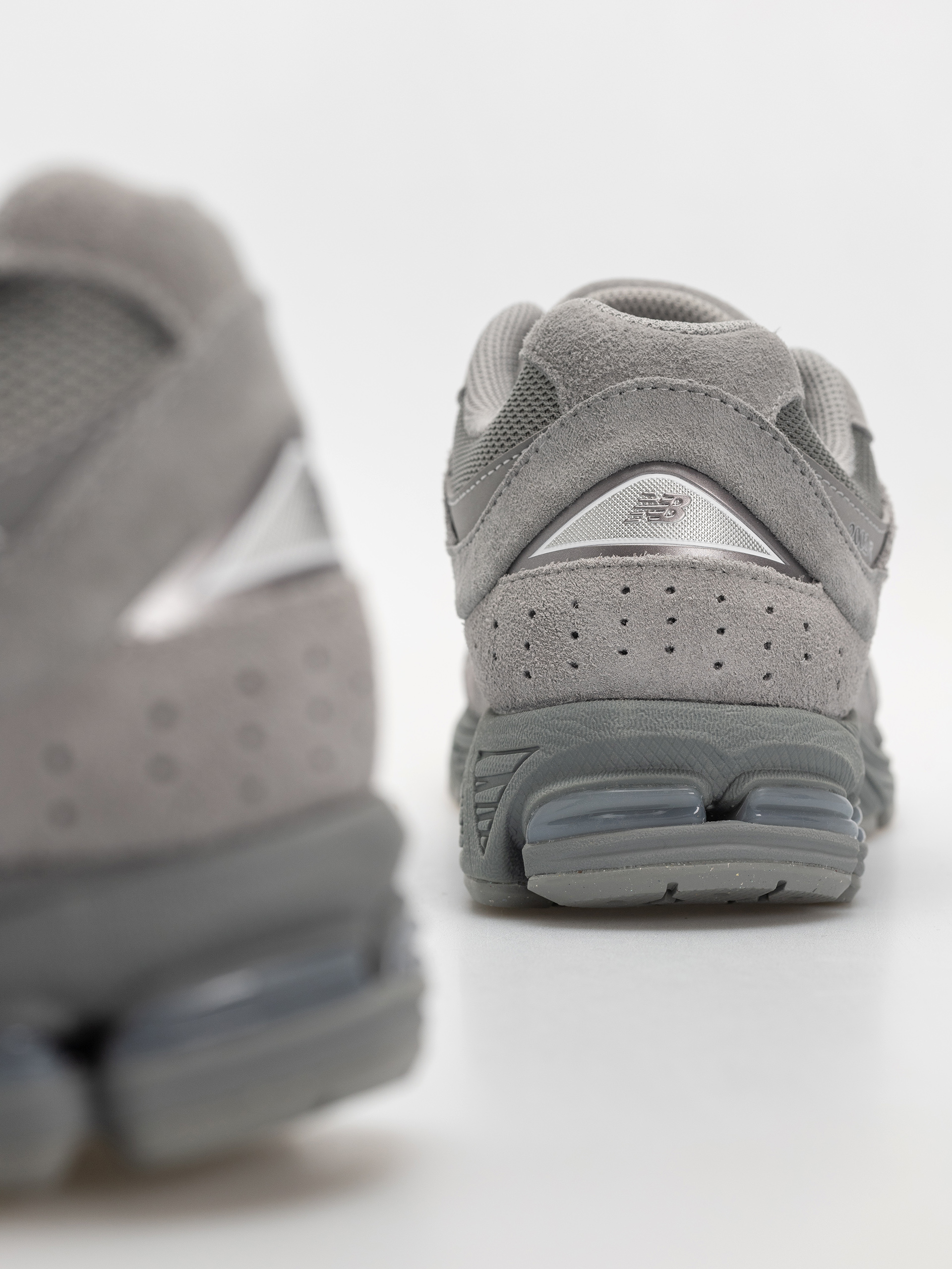 Обувки New Balance 2002 (slate grey/dark silver metallic)