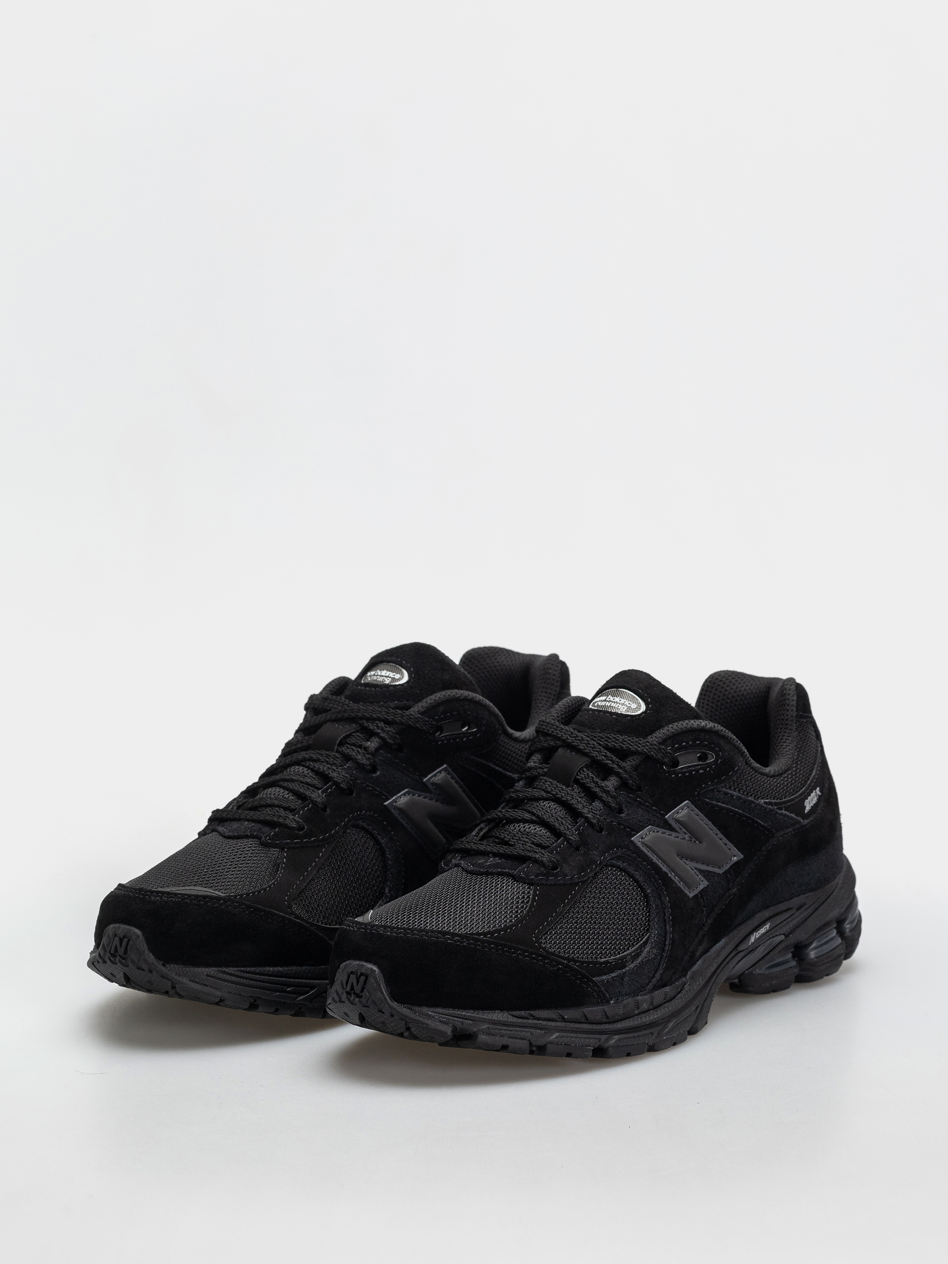 Обувки New Balance 2002 (black/black metallic)