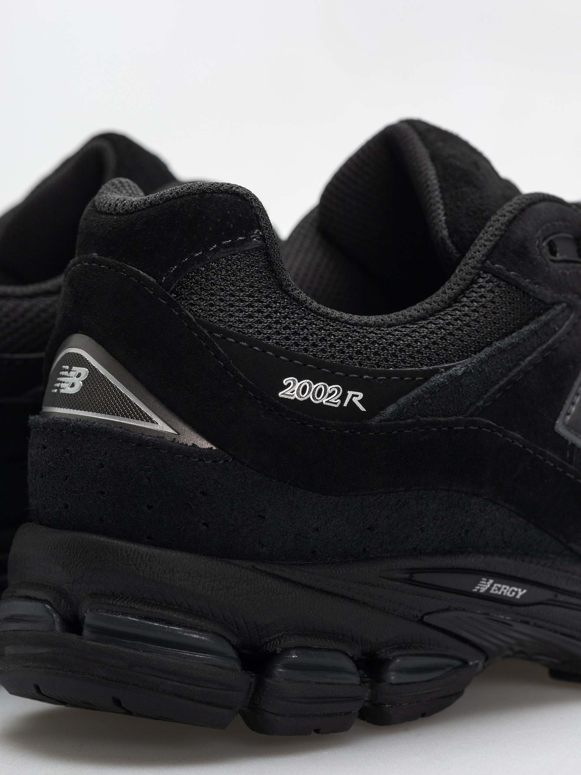 Обувки New Balance 2002 (black/black metallic)
