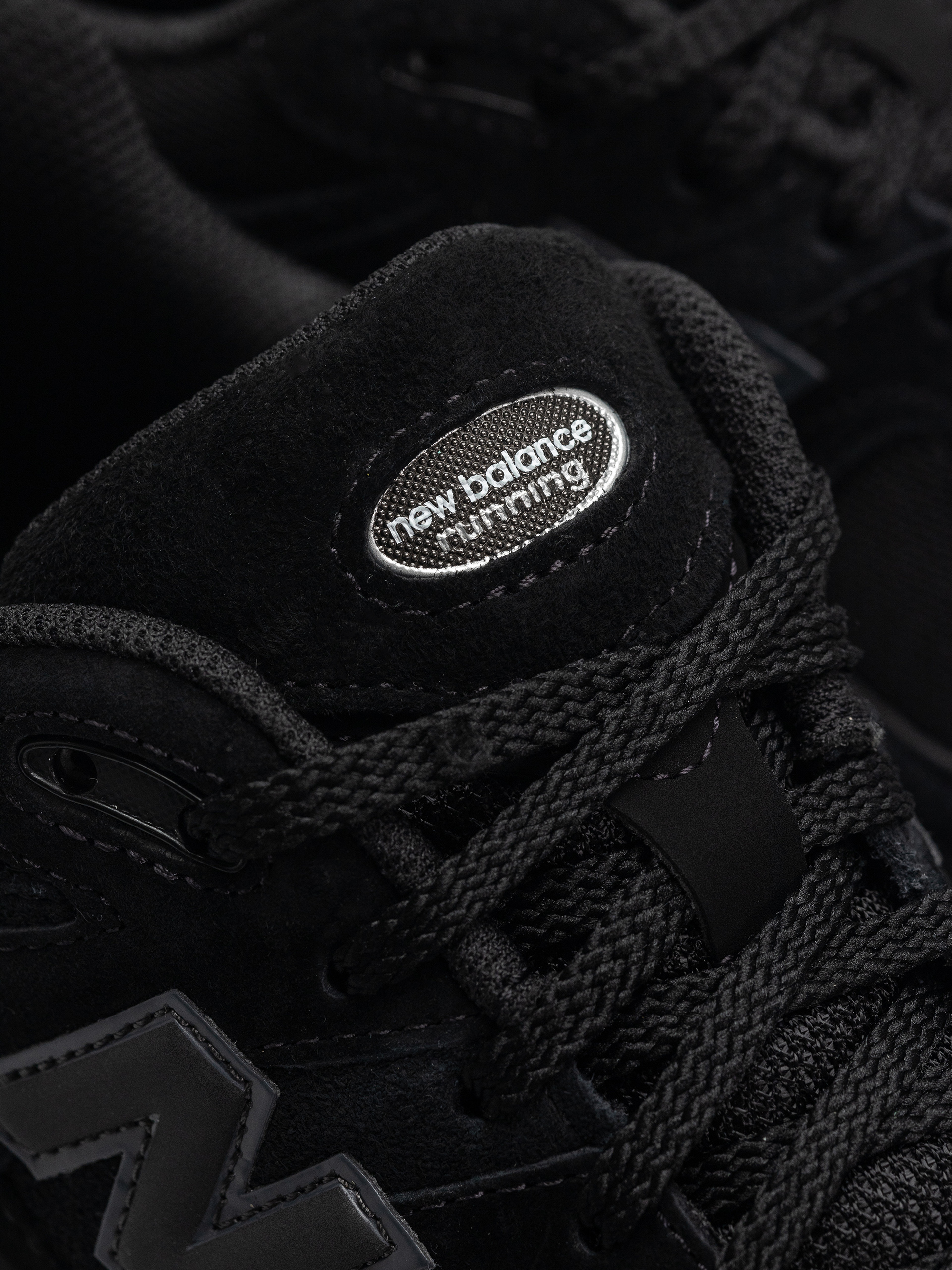 Обувки New Balance 2002 (black/black metallic)