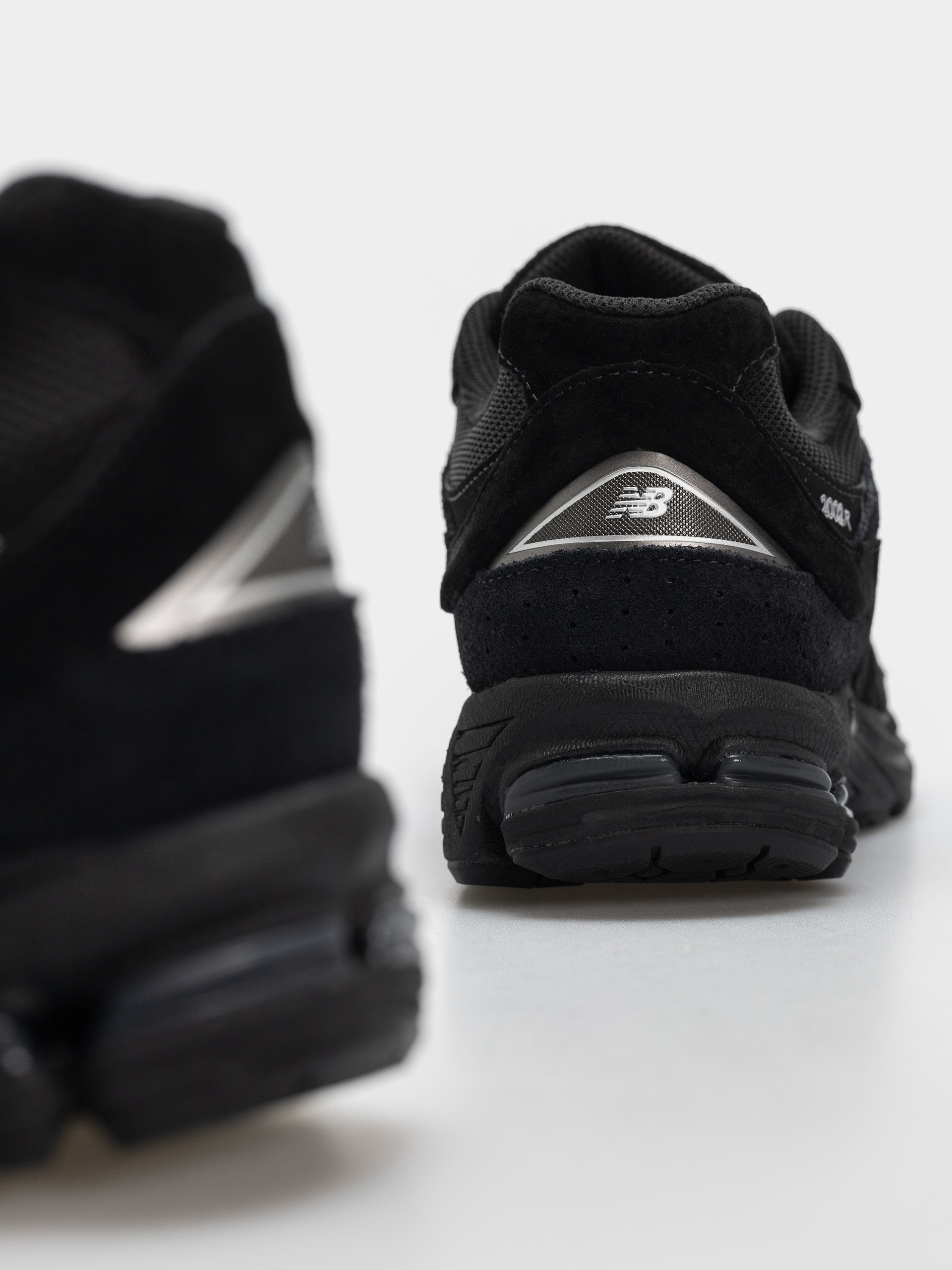 Обувки New Balance 2002 (black/black metallic)