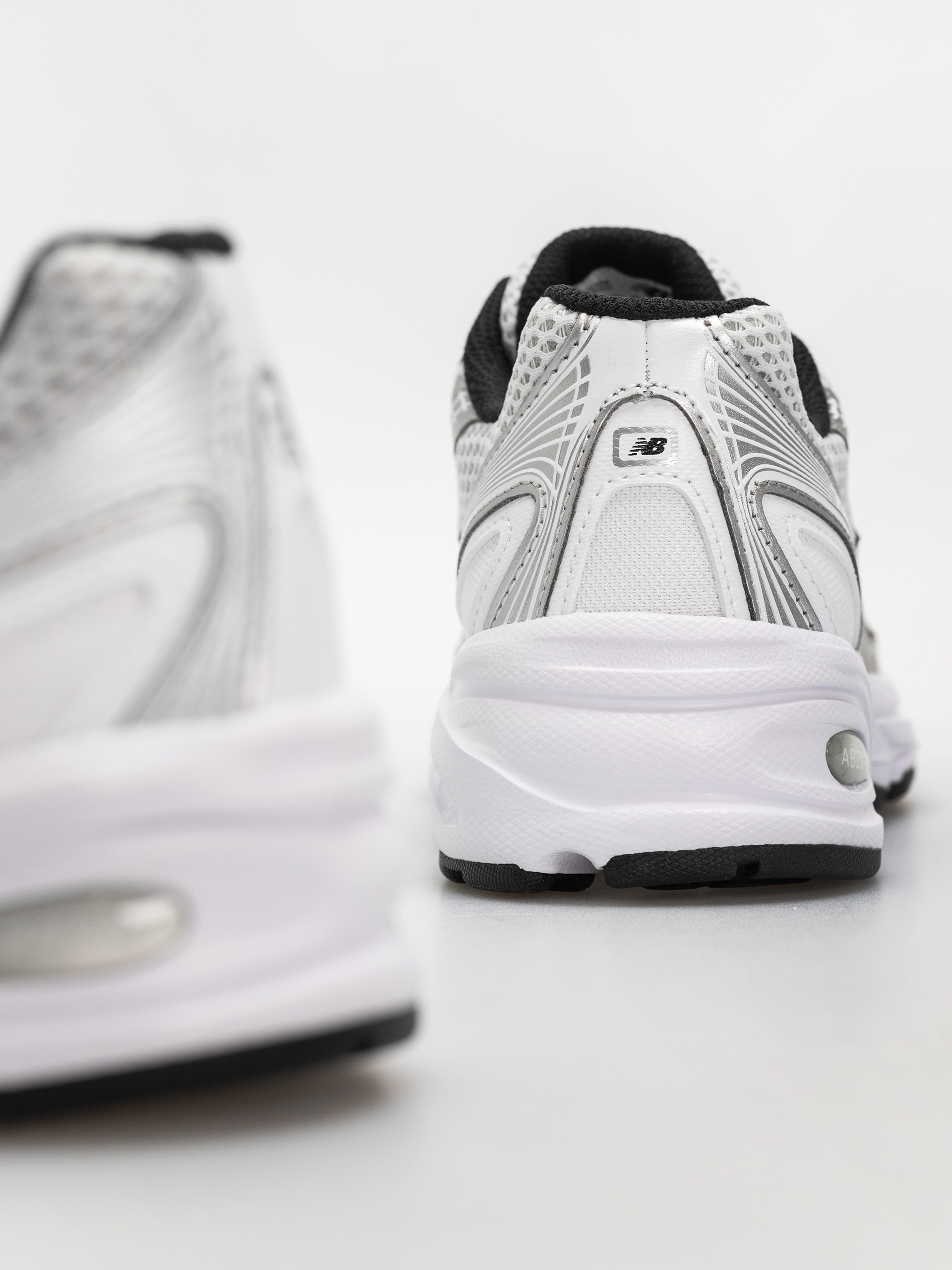 Обувки New Balance 740 (white/silver metallic/black nw2)