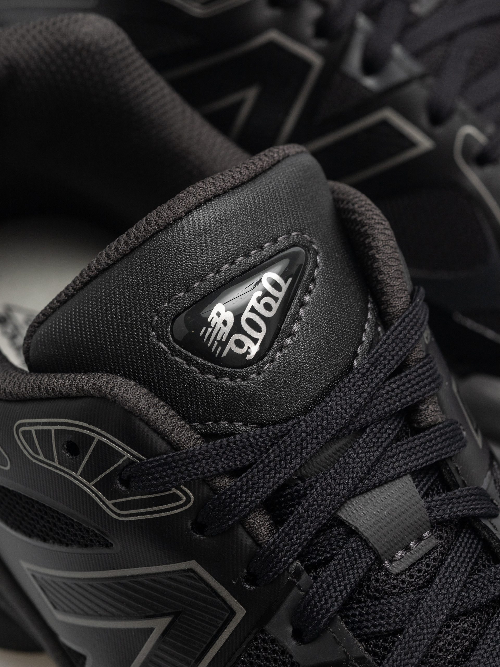 Обувки New Balance 9060 (black/faded black)