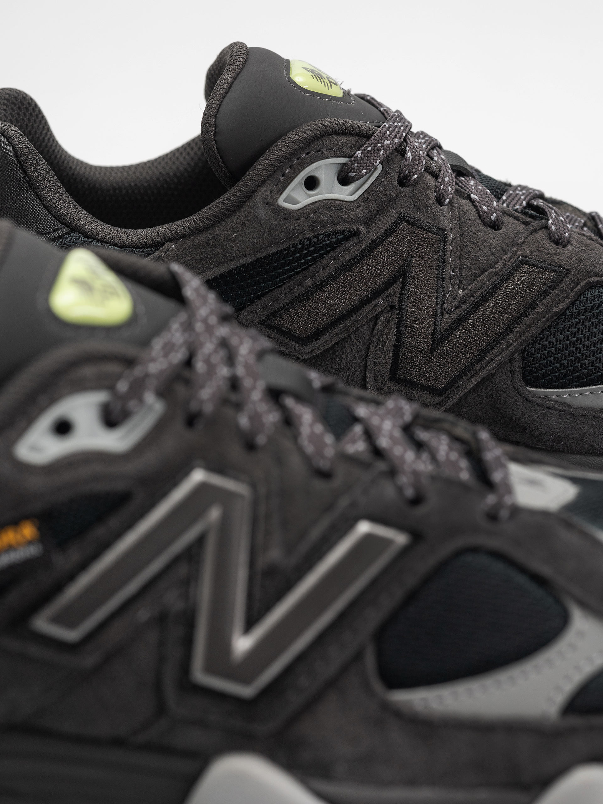 Обувки New Balance 9060 (black cement/dry lime)