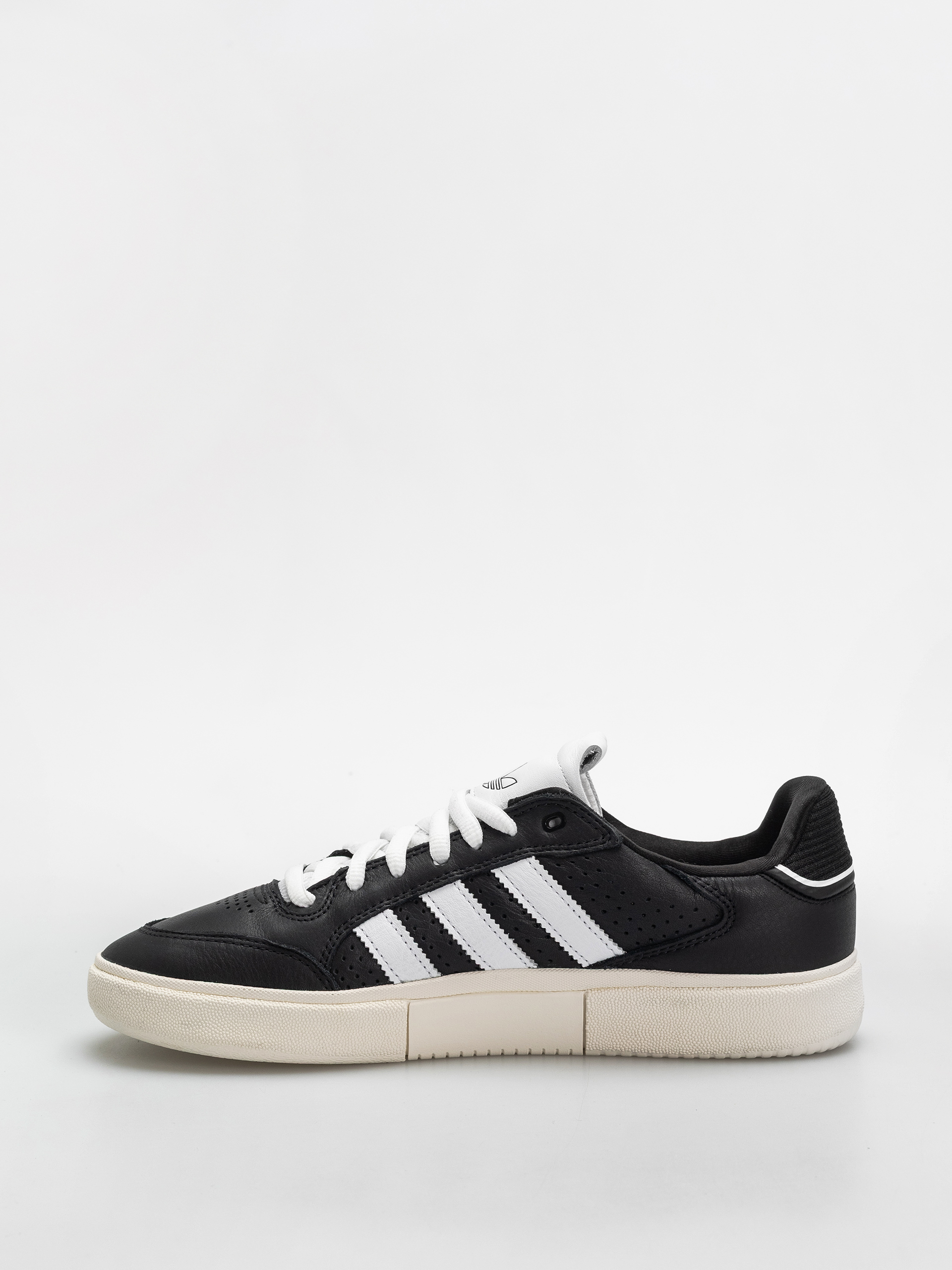 Обувки adidas Tyshawn Low (cblack/ftwwht/cwhite)