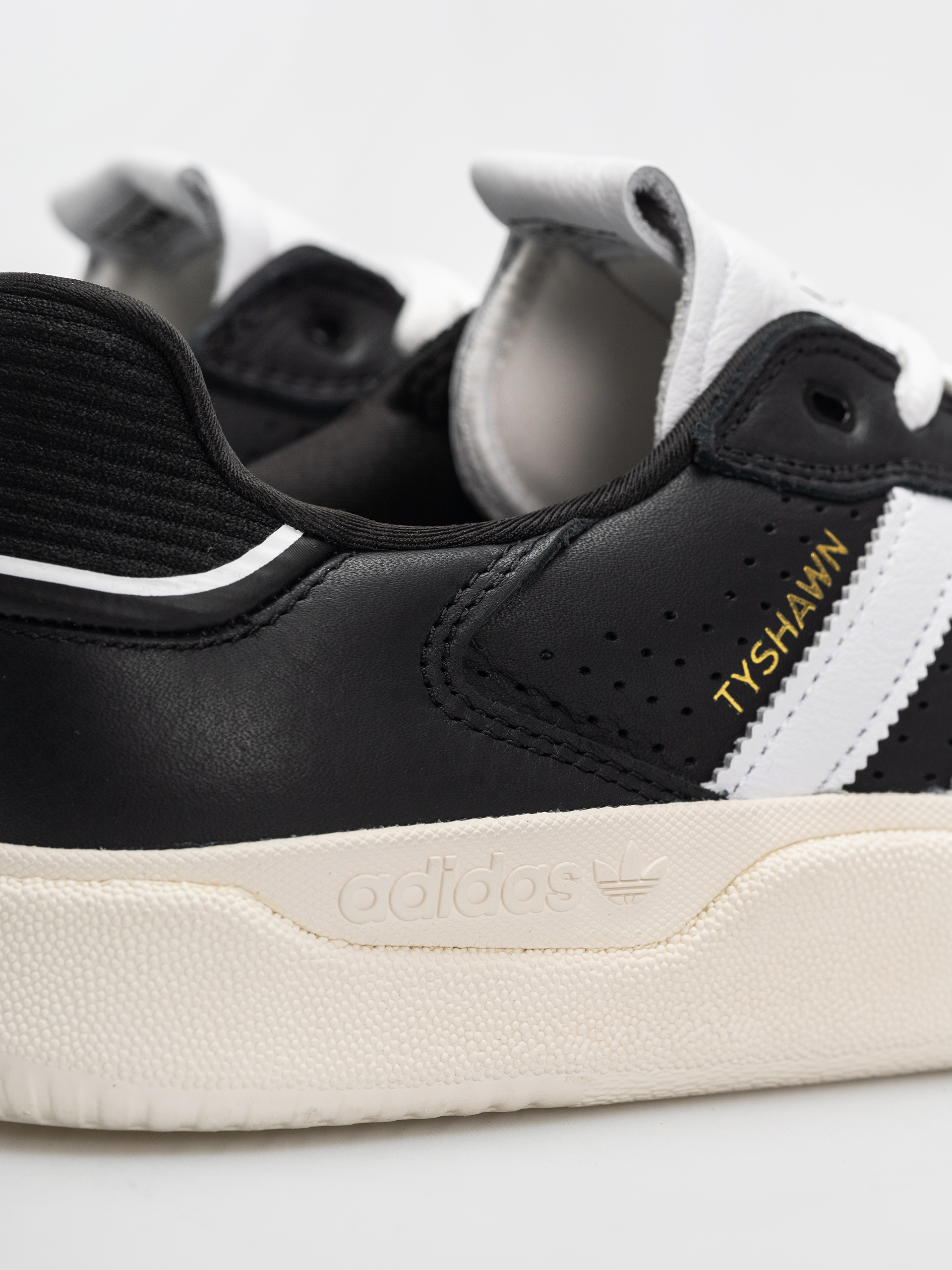 Обувки adidas Tyshawn Low (cblack/ftwwht/cwhite)