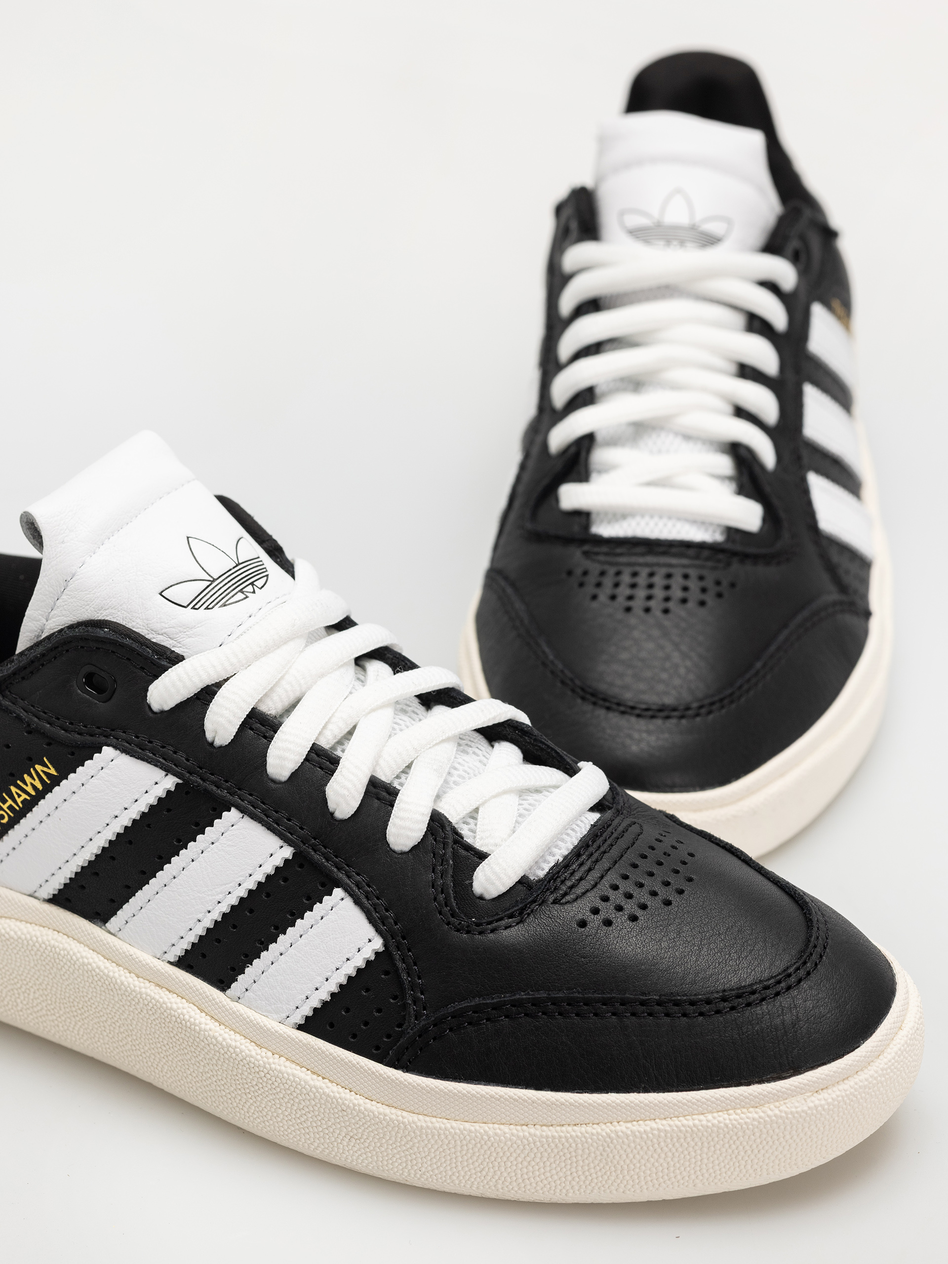 Обувки adidas Tyshawn Low (cblack/ftwwht/cwhite)