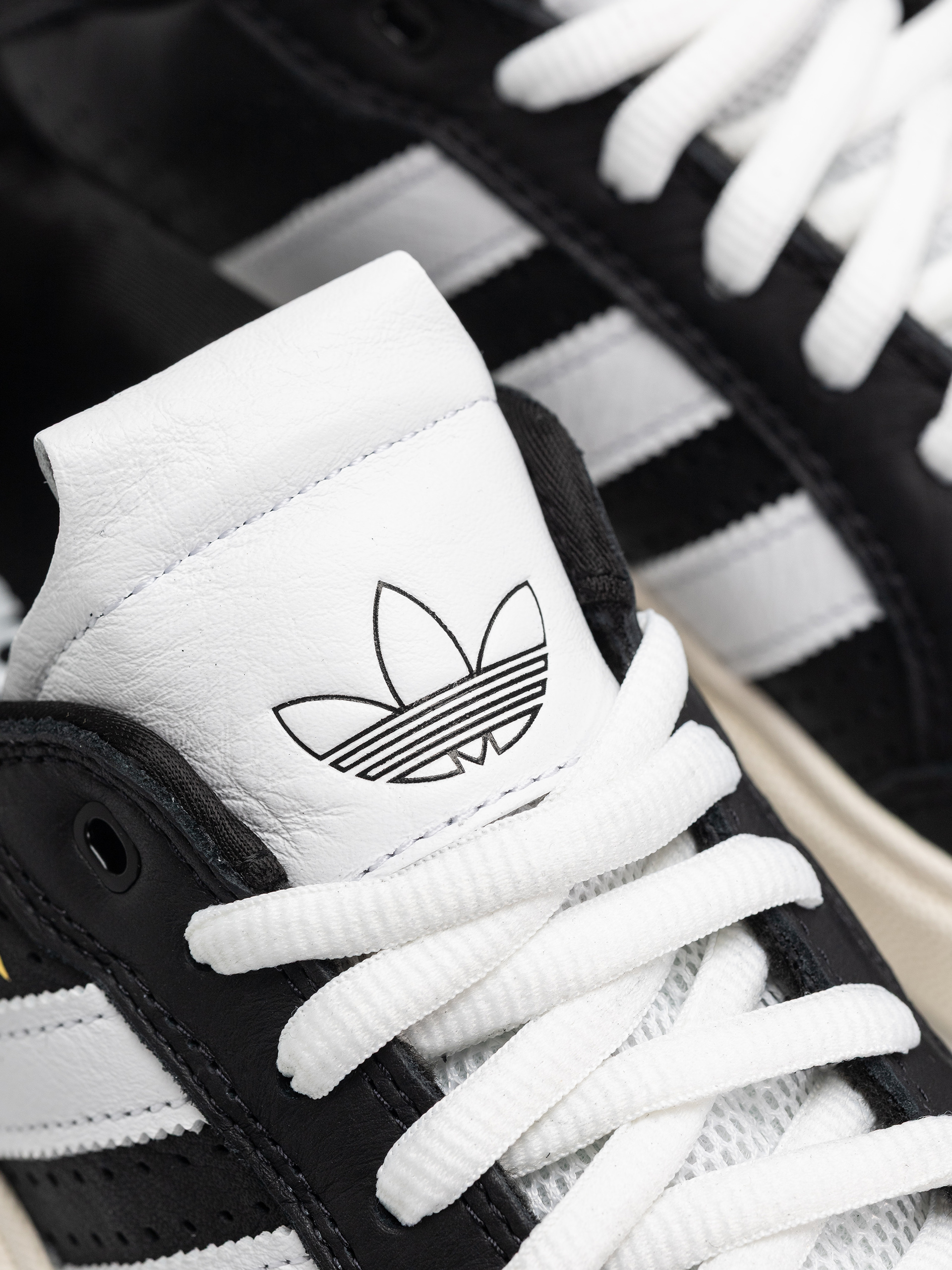 Обувки adidas Tyshawn Low (cblack/ftwwht/cwhite)