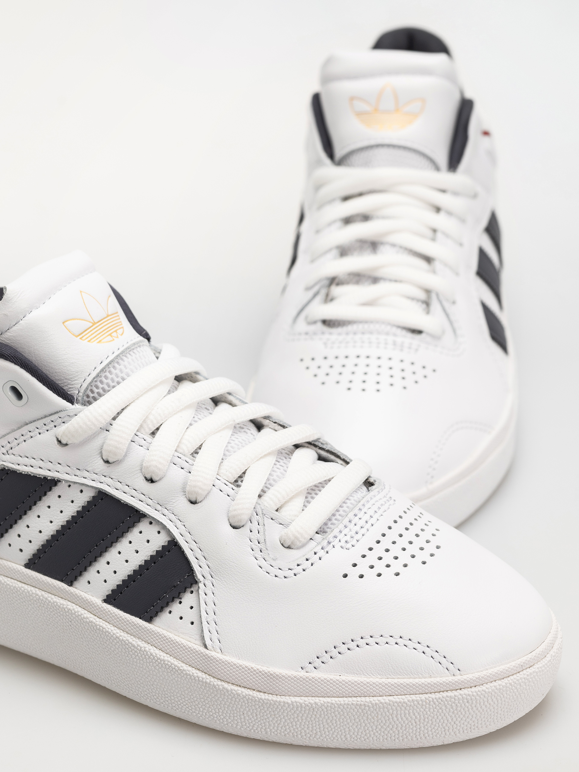 Обувки adidas Tyshawn (ftwwht/colred)