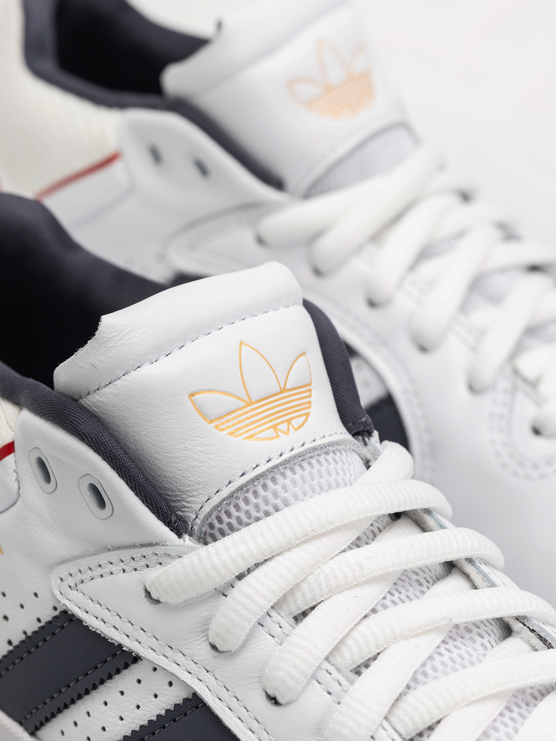 Обувки adidas Tyshawn (ftwwht/colred)