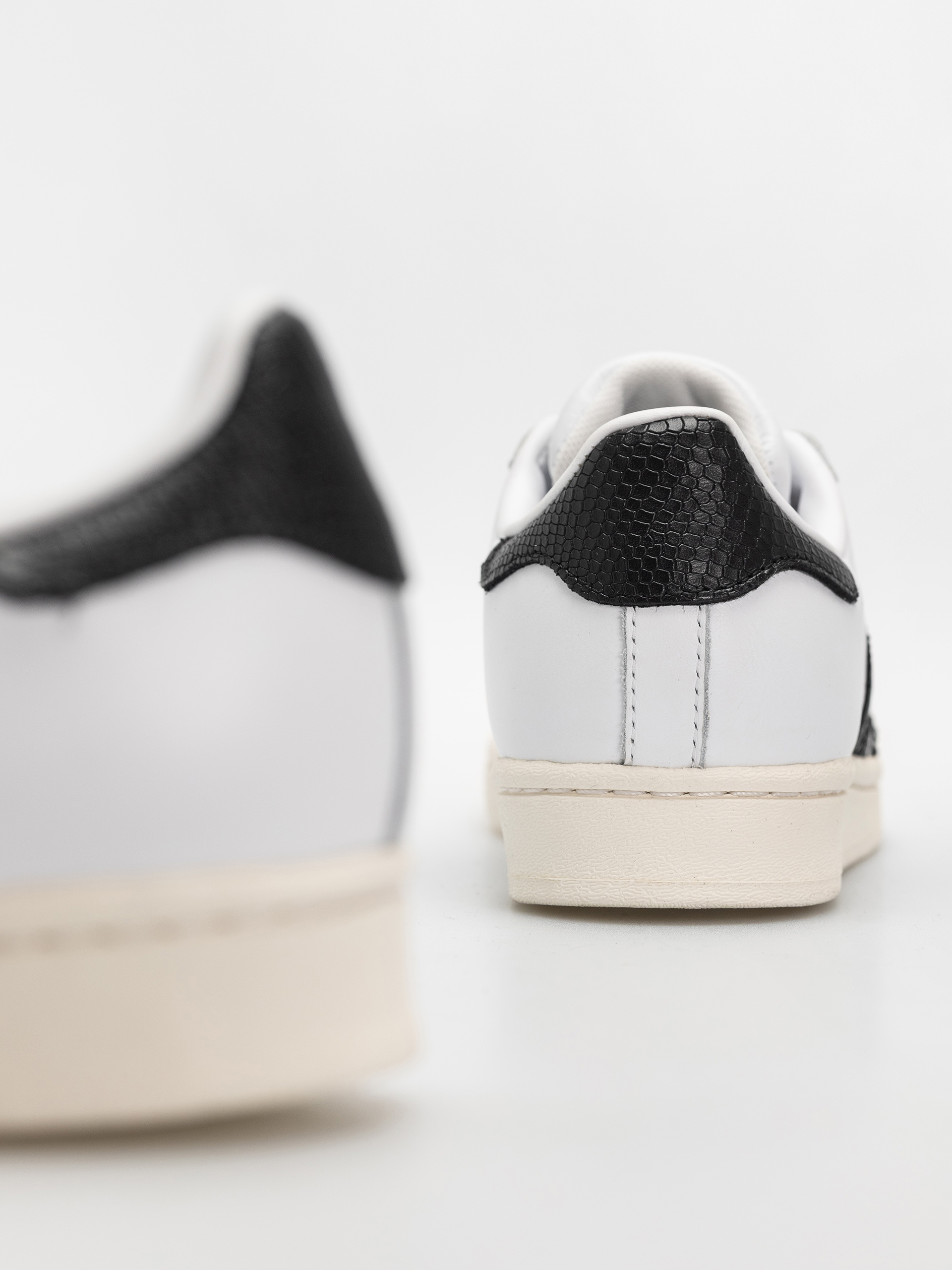 Обувки adidas Superstar Adv (ftwwht/cblack/goldmt)