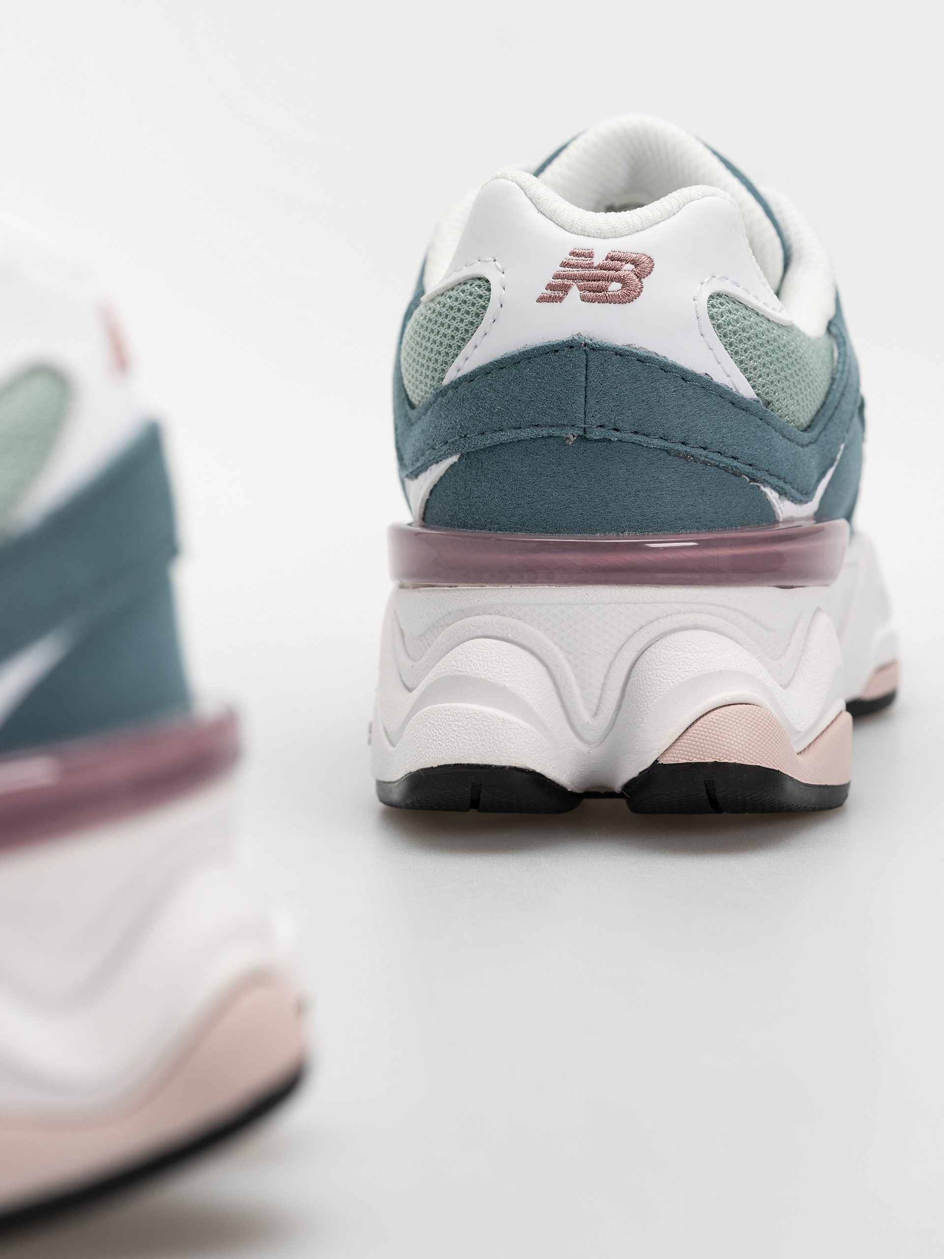 Обувки New Balance 9060 JR (salt water/rosewood)