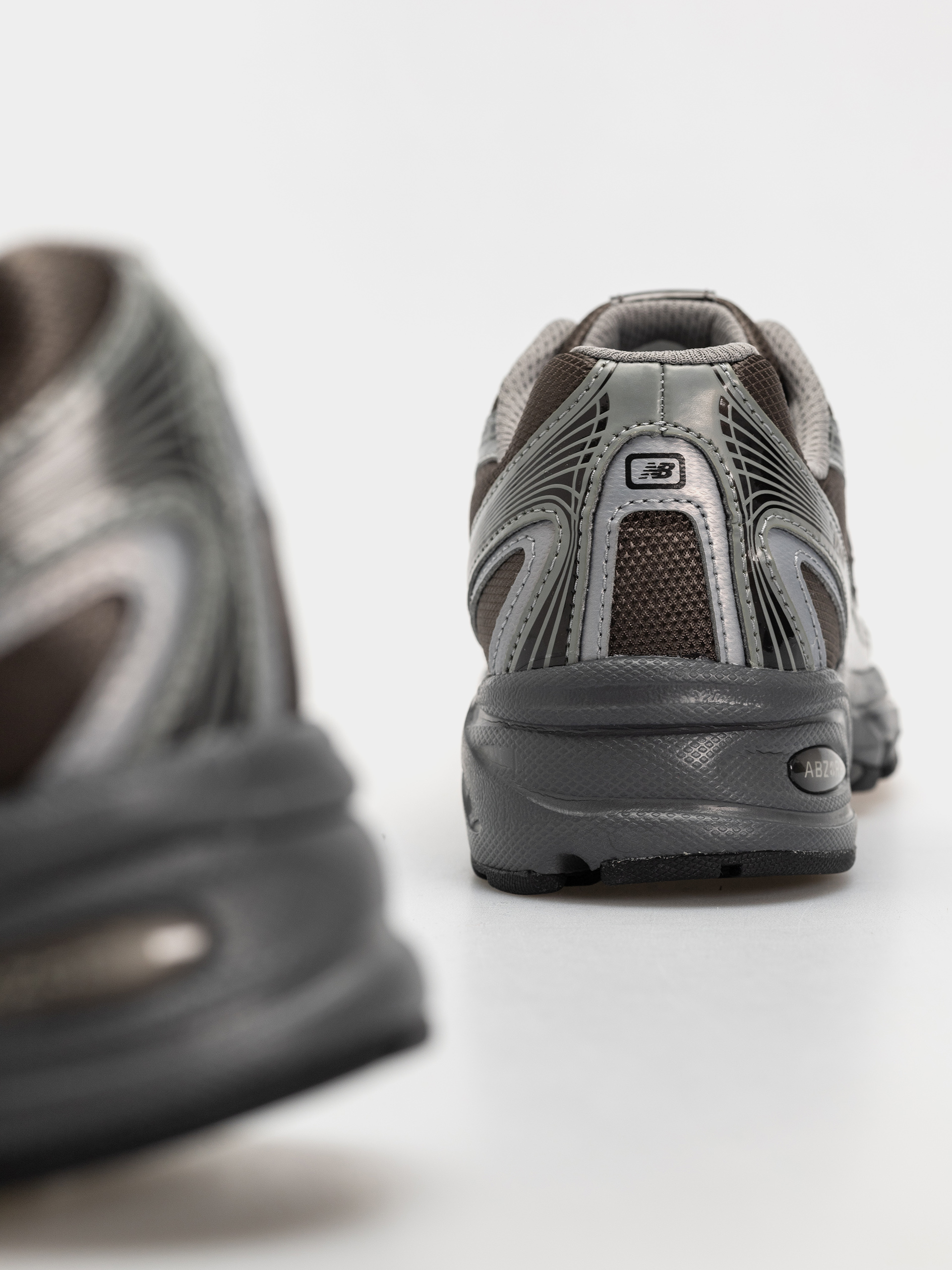 Обувки New Balance 740 (black metallic/castlerock pfp)