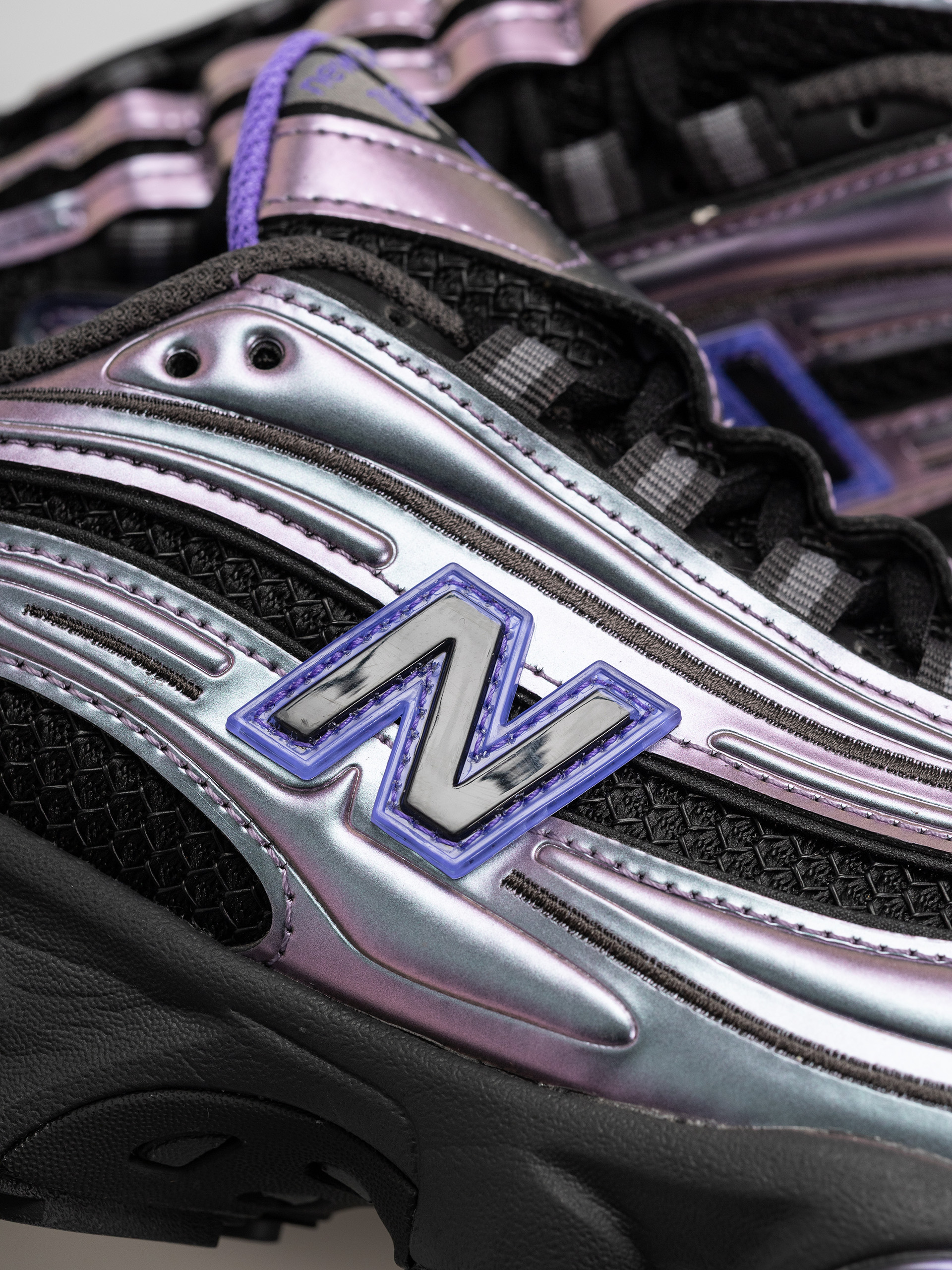 Обувки New Balance 1000 (faded black/electric indigo)