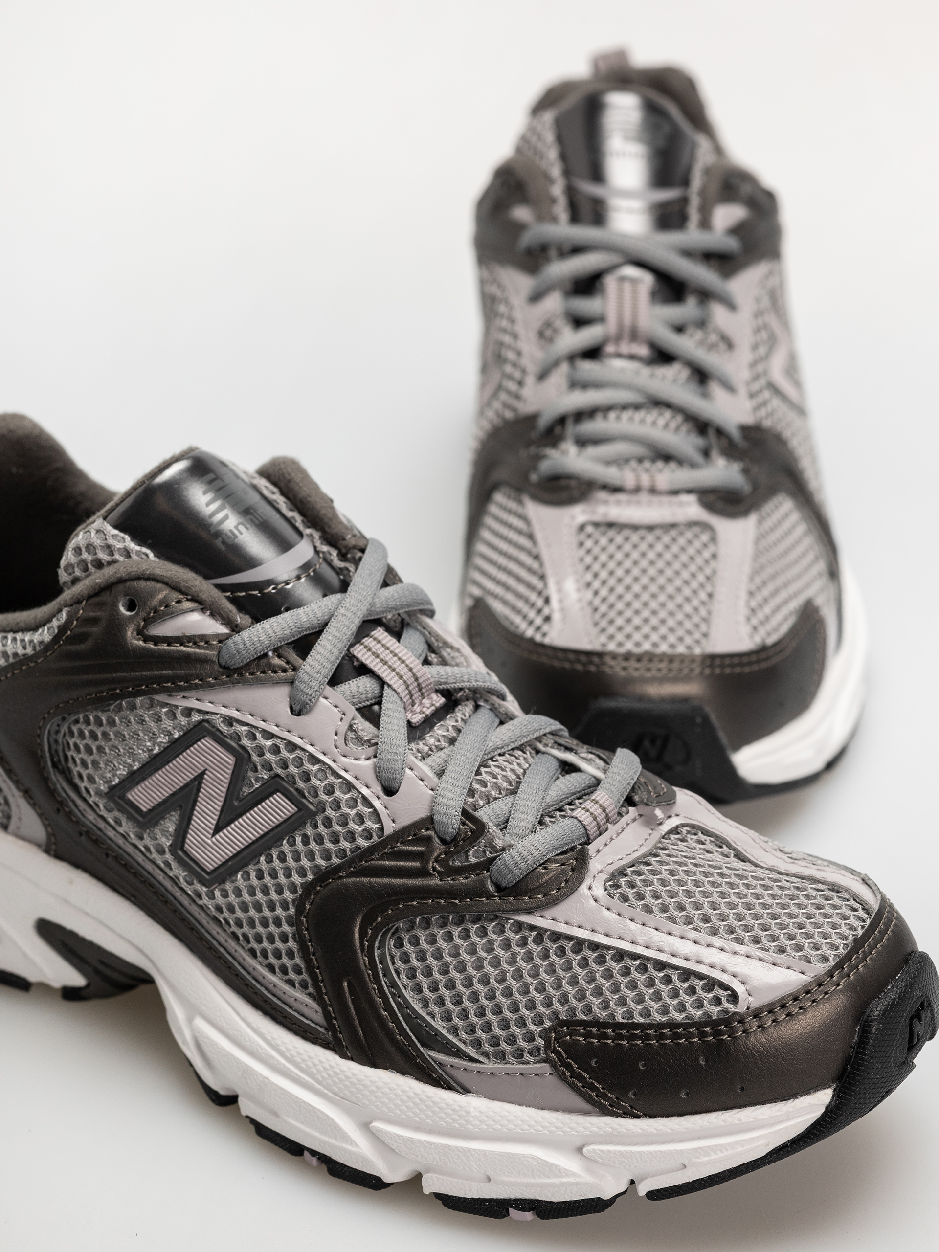 Обувки New Balance 530 (black metallic/truffle salt)