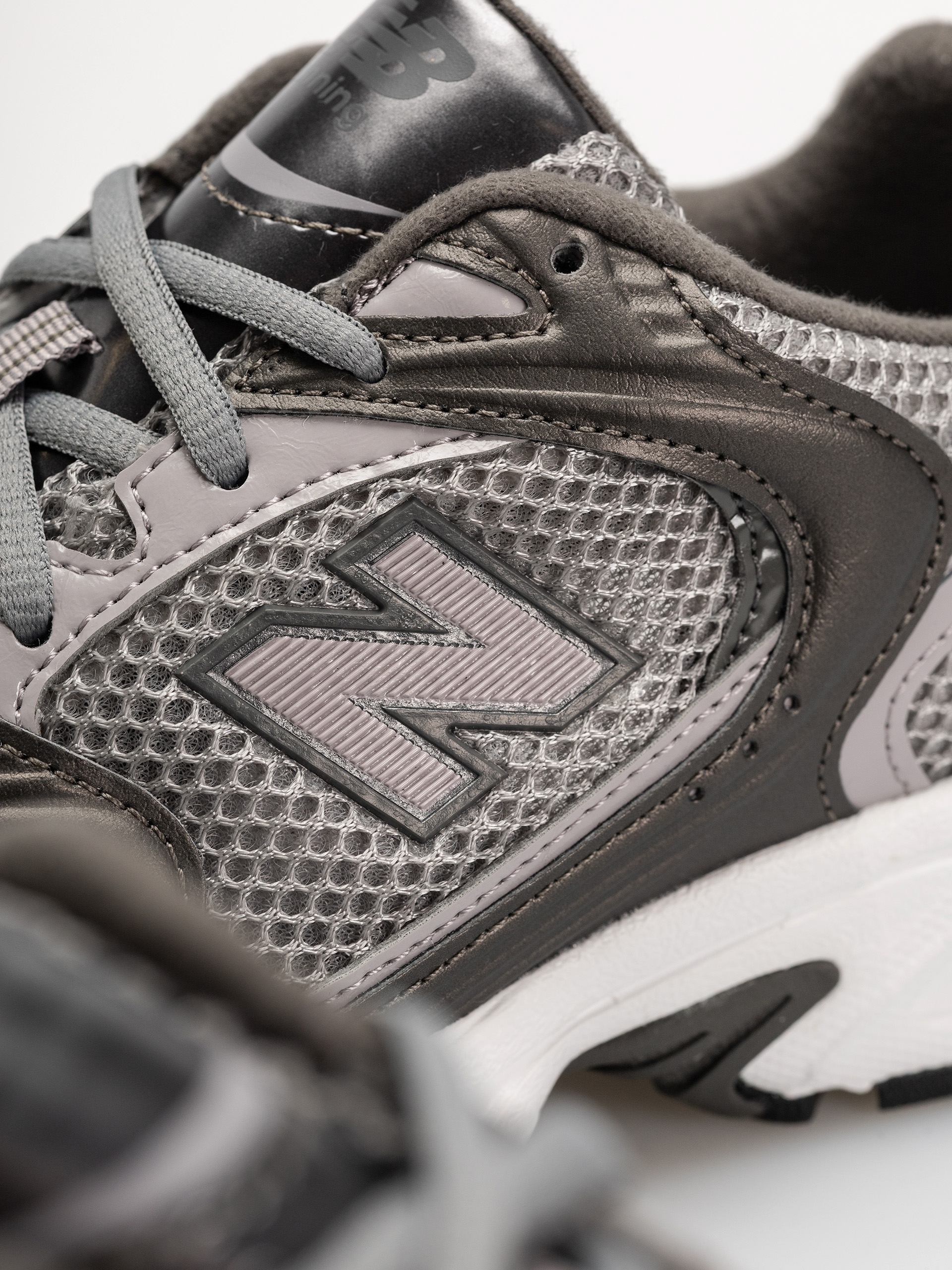 Обувки New Balance 530 (black metallic/truffle salt)