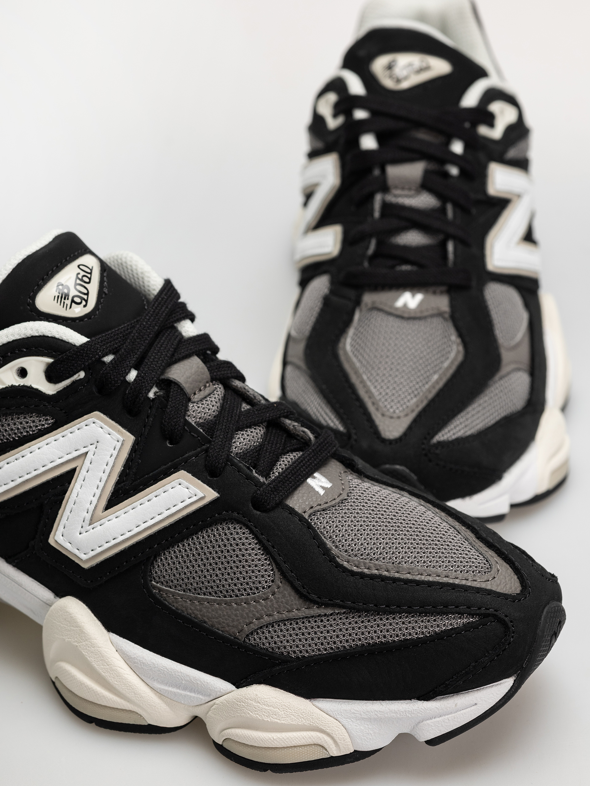 Обувки New Balance 9060 (black/tornado)