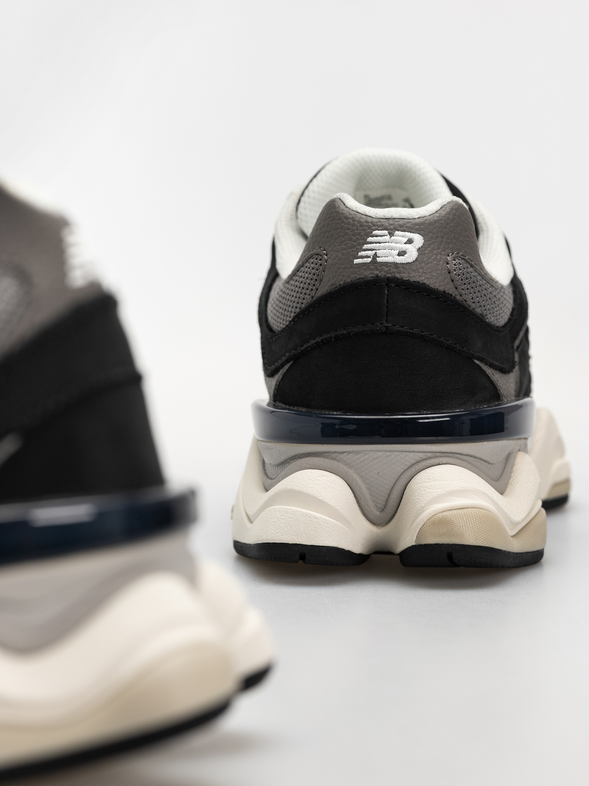 Обувки New Balance 9060 (black/tornado)