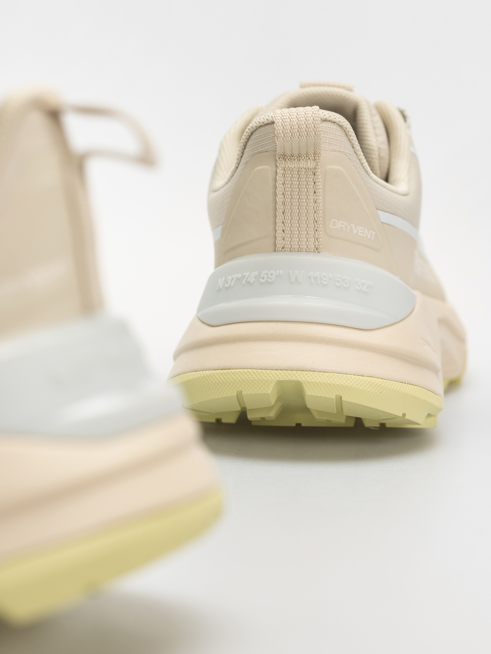 Обувки The North Face Fastpack Wp Wmn (desert stone/le)