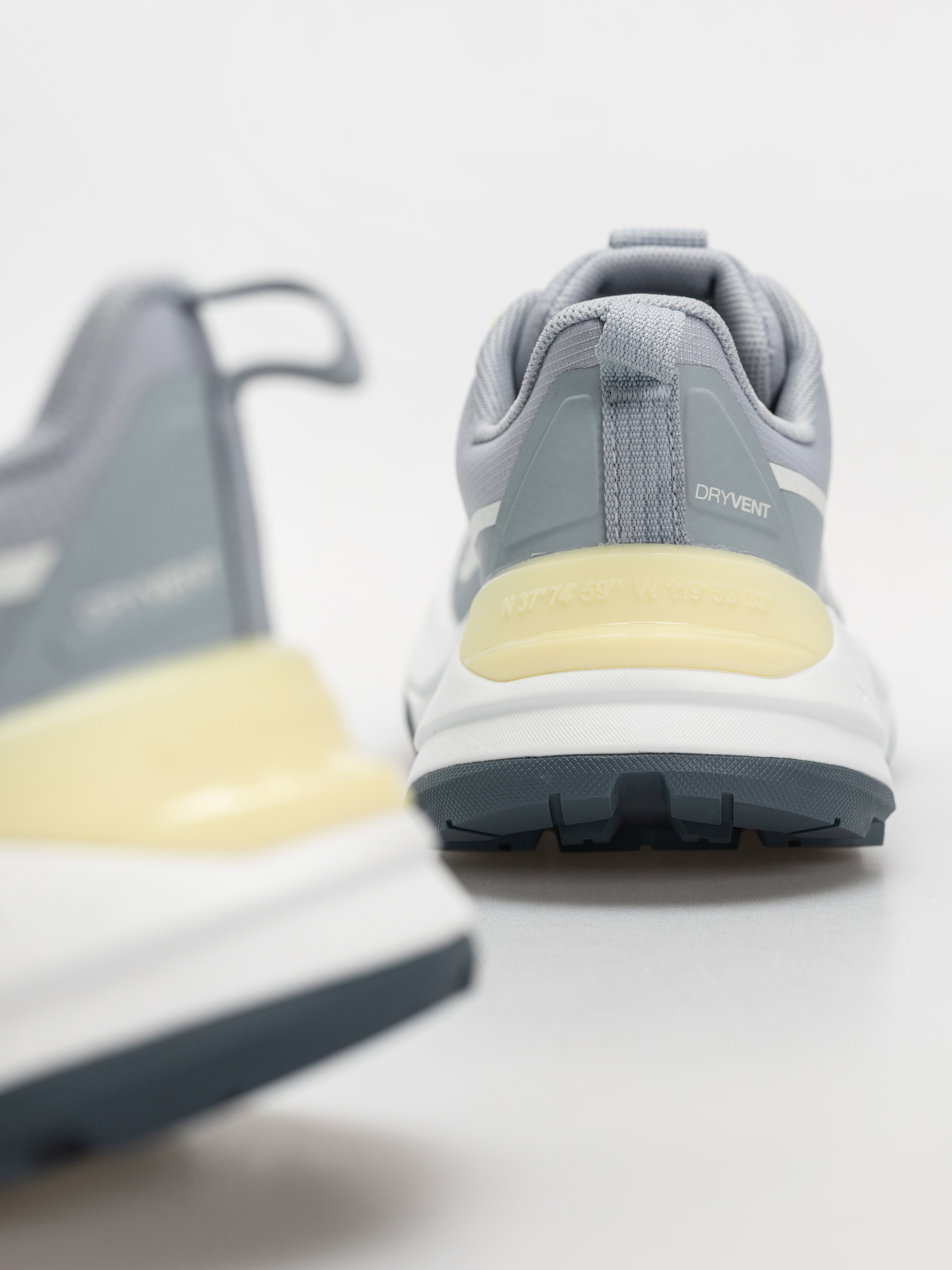 Обувки The North Face Fastpack Wp Wmn (frost grey/lemo)