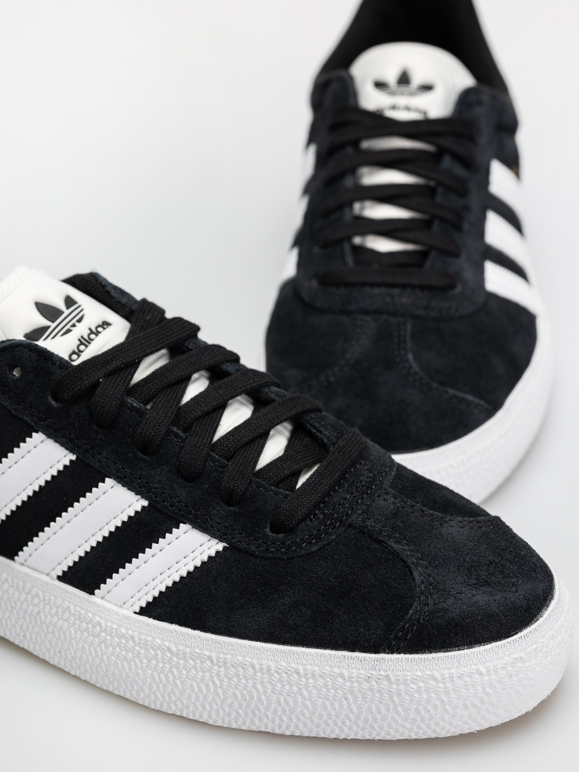 Обувки adidas Gazelle Adv (cblack/ftwwht/goldmt)